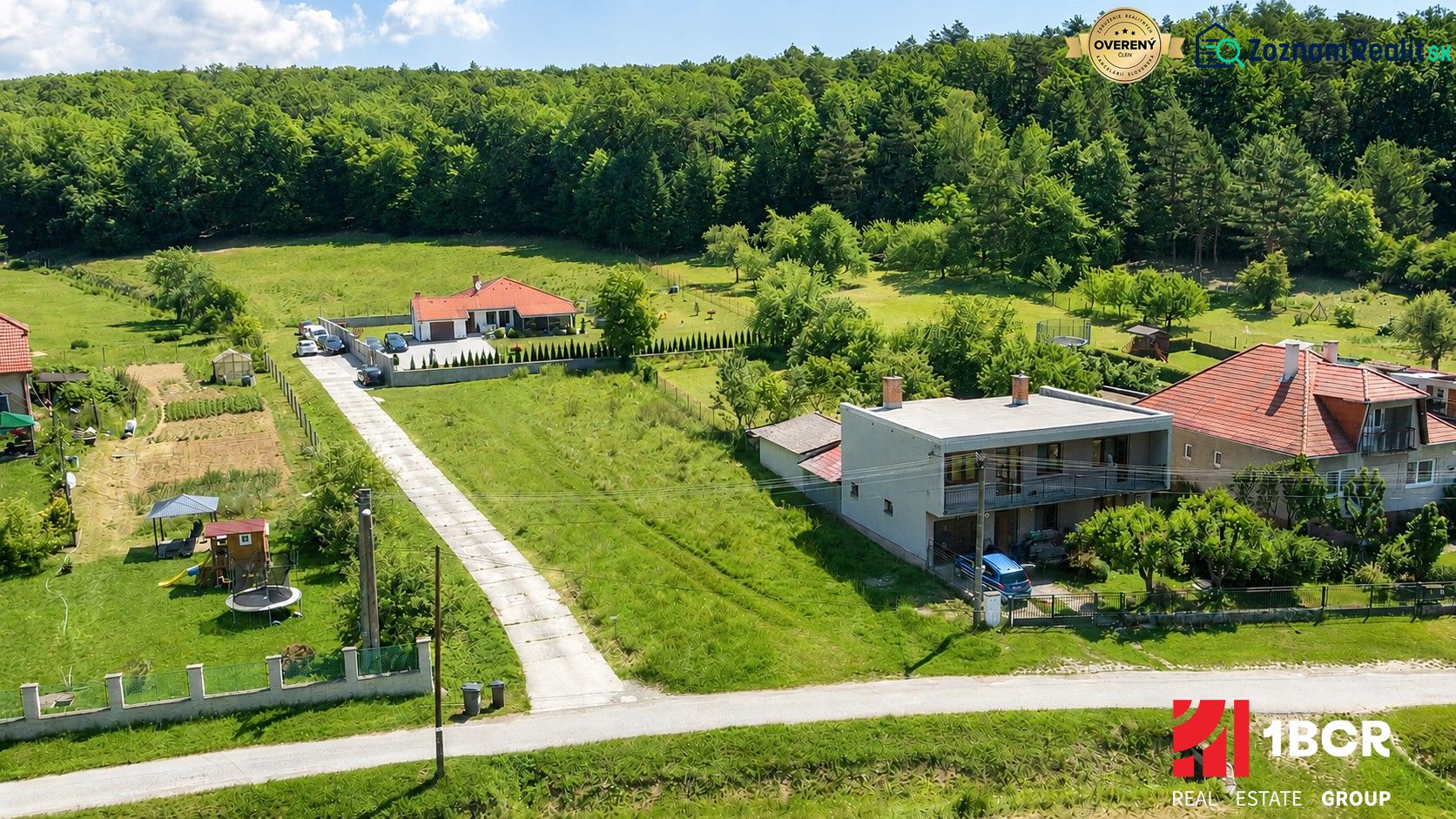 1.BCR | INVESTIČNÁ PRÍLEŽITOSŤ! SP,VÝMERA 1068 m², RD-CHATA, BREZOLUPY - Rodinné domy a záhrady obklopené zeleňou v lokalite Brezolupy, vhodné pre Pozemky - bývanie.