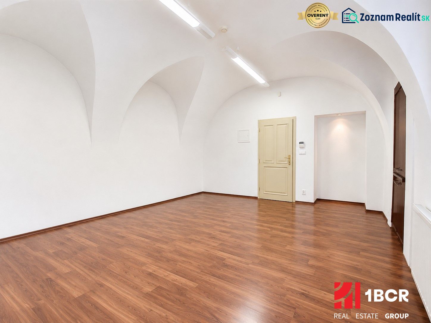 1.BCR | HNEĎ VOĽNÝ! KANCELÁRSKY PRIESTOR, 55,80 m², PEZINOK, CENTRUM - Kancelárie s podlahou s dreveným dekorom a bielymi oblúkovými stropmi.