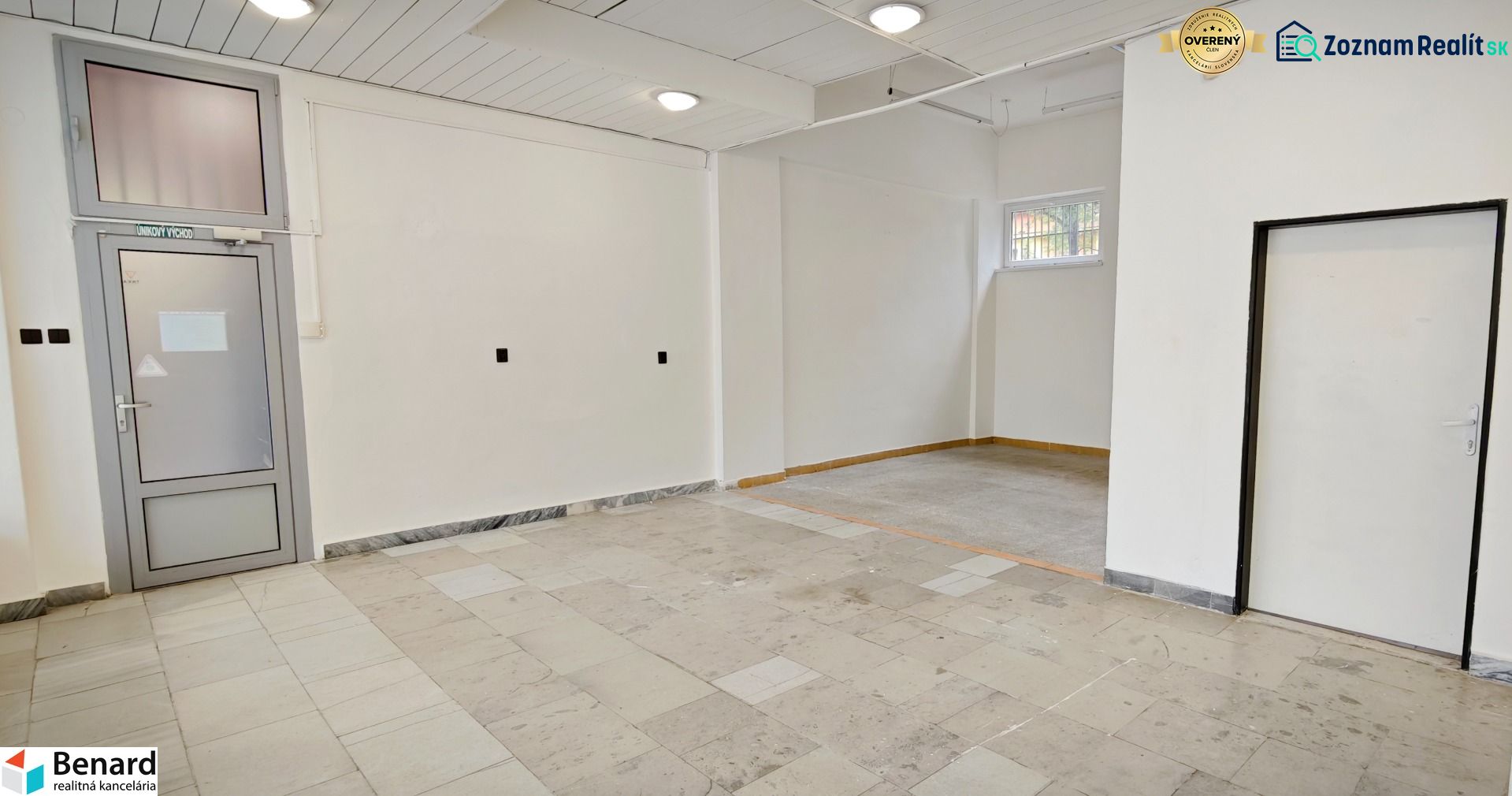 OBCHODNÝ PRIESTOR NA PRENÁJOM, 80 M2 - SABINOVSKÁ UL., PREŠOV - Interiér obchodných priestorov s bielymi stenami, dverami a dlažbou na podlahe.