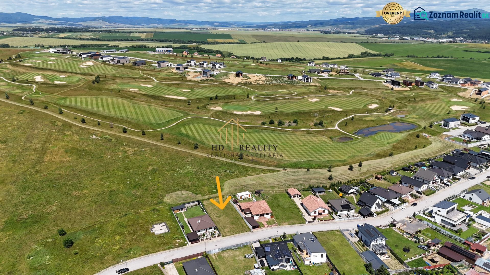 Predaj, stavebný pozemok Malý Slavkov - Letecký pohľad na golfové ihrisko a domy na Kráľovskej ulici, Malý Slavkov.