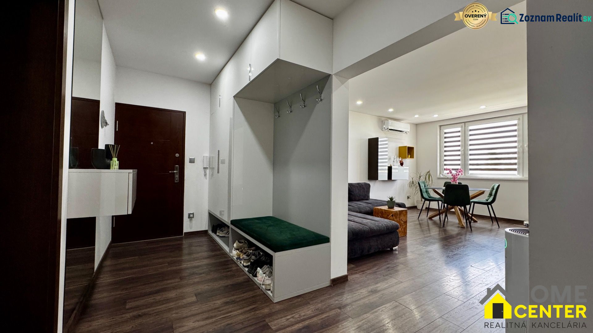 3-izbový byt | 79 m² | Komárno – sídlisko gen. Klapku - Vstupná hala v 3-izbovom byte s dreveným dekorom a pohodlným sedením.