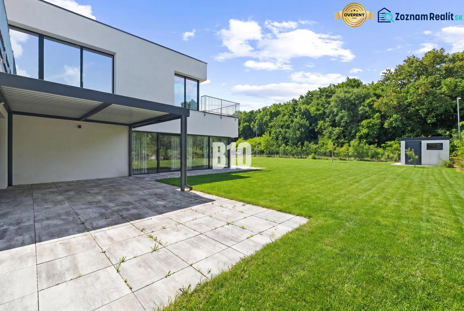 1 255 m² a 9 izieb I Priamo pri prírodnej rezervácii Šúr, len 15 minút - Rodinný dom na Borovicovej ulici v Chorvátskom Grobe so záhradou a terasou.