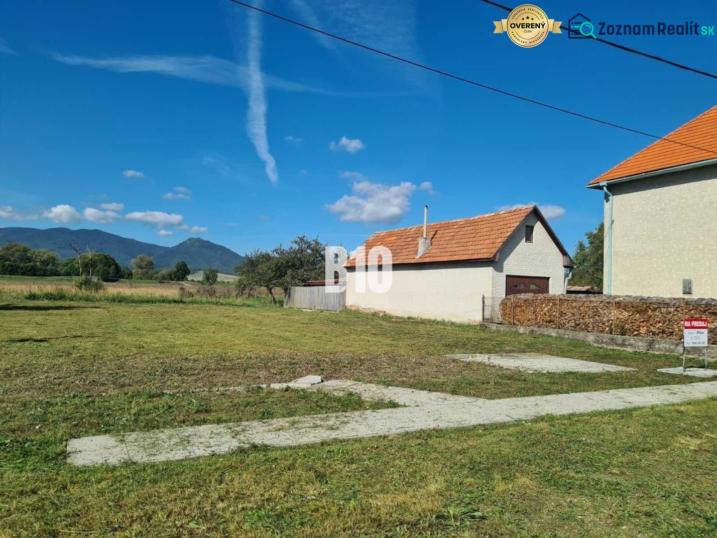 POZEMOK  890 m2 pre RD, Kláštor pod Znievom - Pozemky - bývanie v Kláštore pod Znievom s výhľadom na hory a modrú oblohu.
