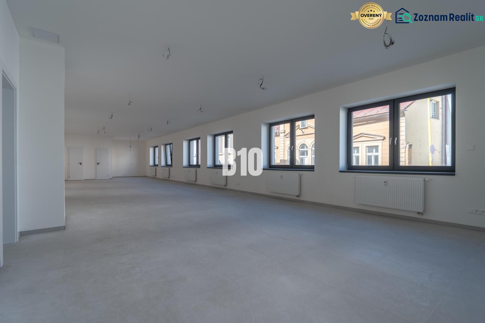 ADMINISTRATÍVNY PRIESTOR (127,87 m²) V NOVOSTAVBE REZIDENCIA KUBÍN V C - Priestranné Kancelárie s oknami a svetlou podlahou, prázdny priestor pripravený na zariadenie.