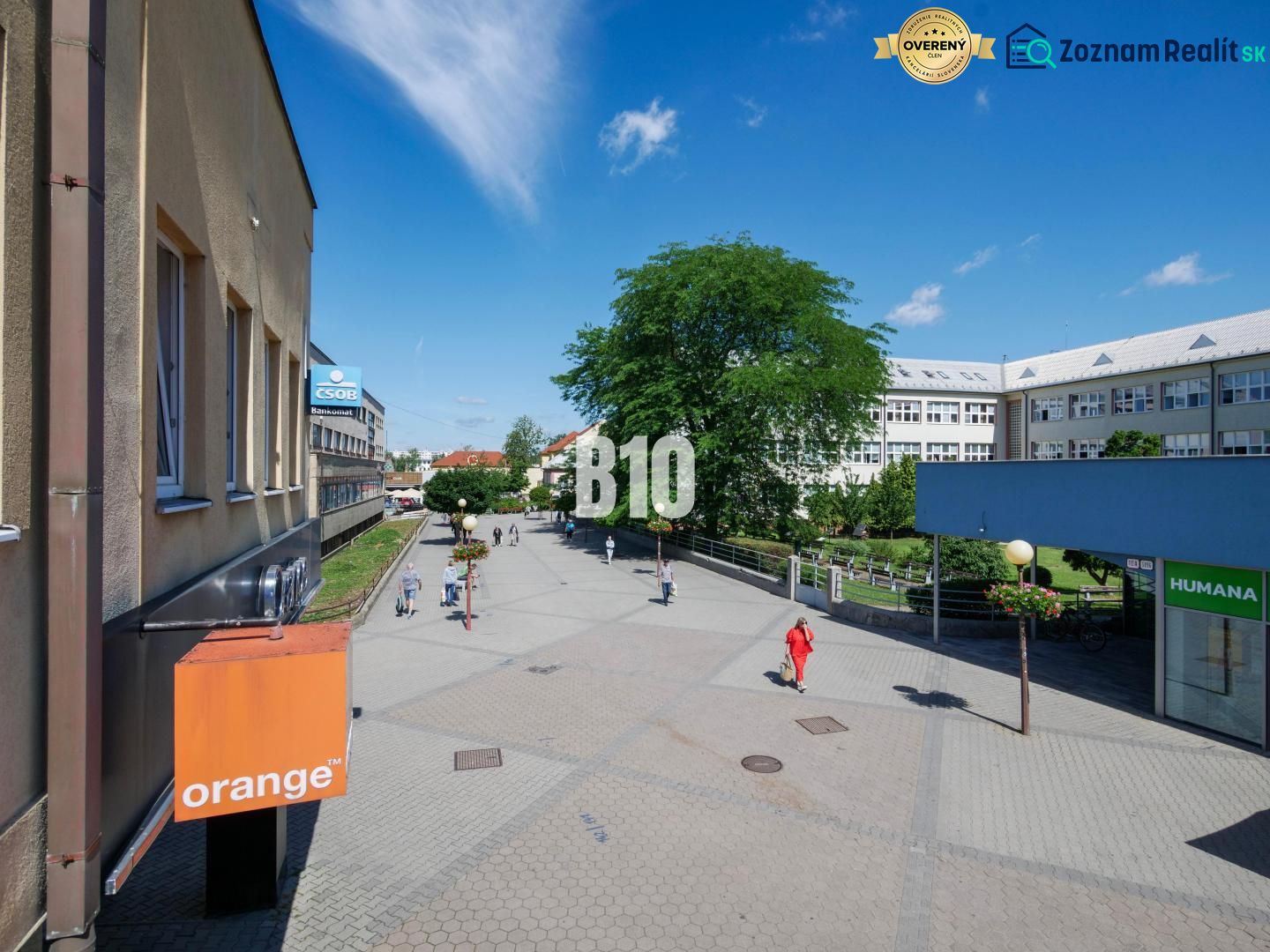 Obchodné priestory s charakterom v srdci Topoľčian – investícia, ktorá - Obchodné priestory na Obchodnej ulici v Topoľčanoch, pešia zóna s ľuďmi a budovami.