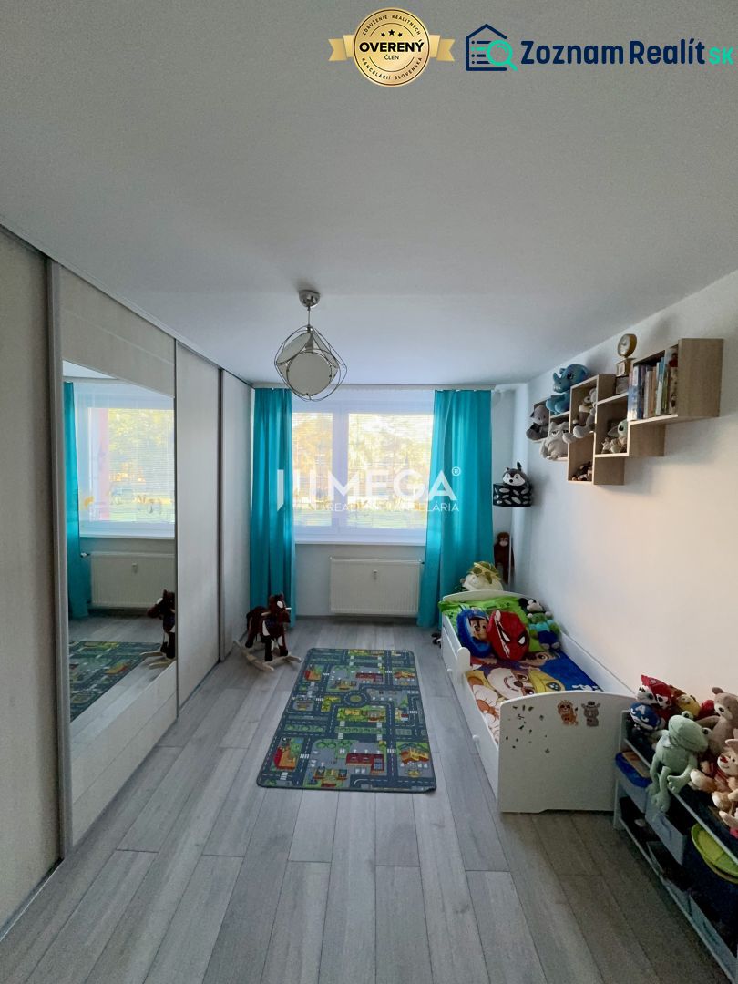 REZERVOVANÉ -  na predaj 3 izbový byt na ul. Darg.hrdinov v Humennom - Detská izba v 3-izbovom byte s podlahou s dreveným dekorom a hračkami na policiach.