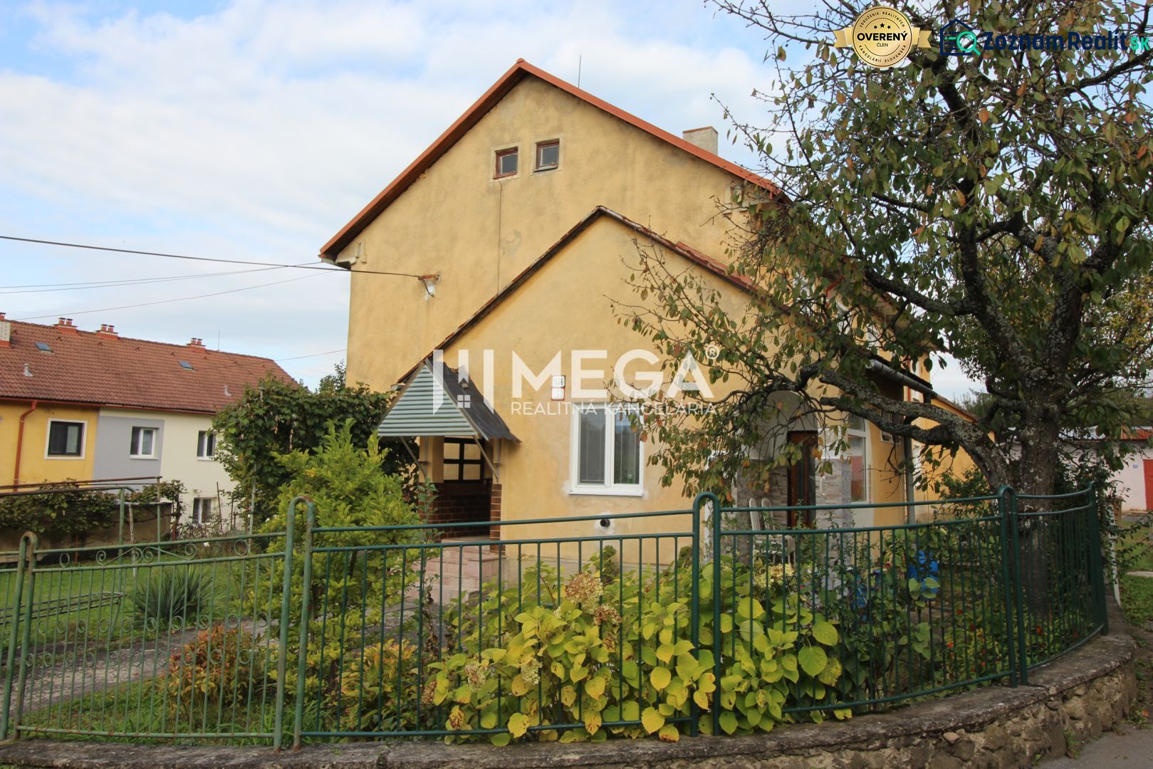 Super cena, 3 izbový byt so záhradou v meste Snina na predaj - Rodinný dom s predzáhradkou a kovovým plotom na ulici Gagarinova v Snine.