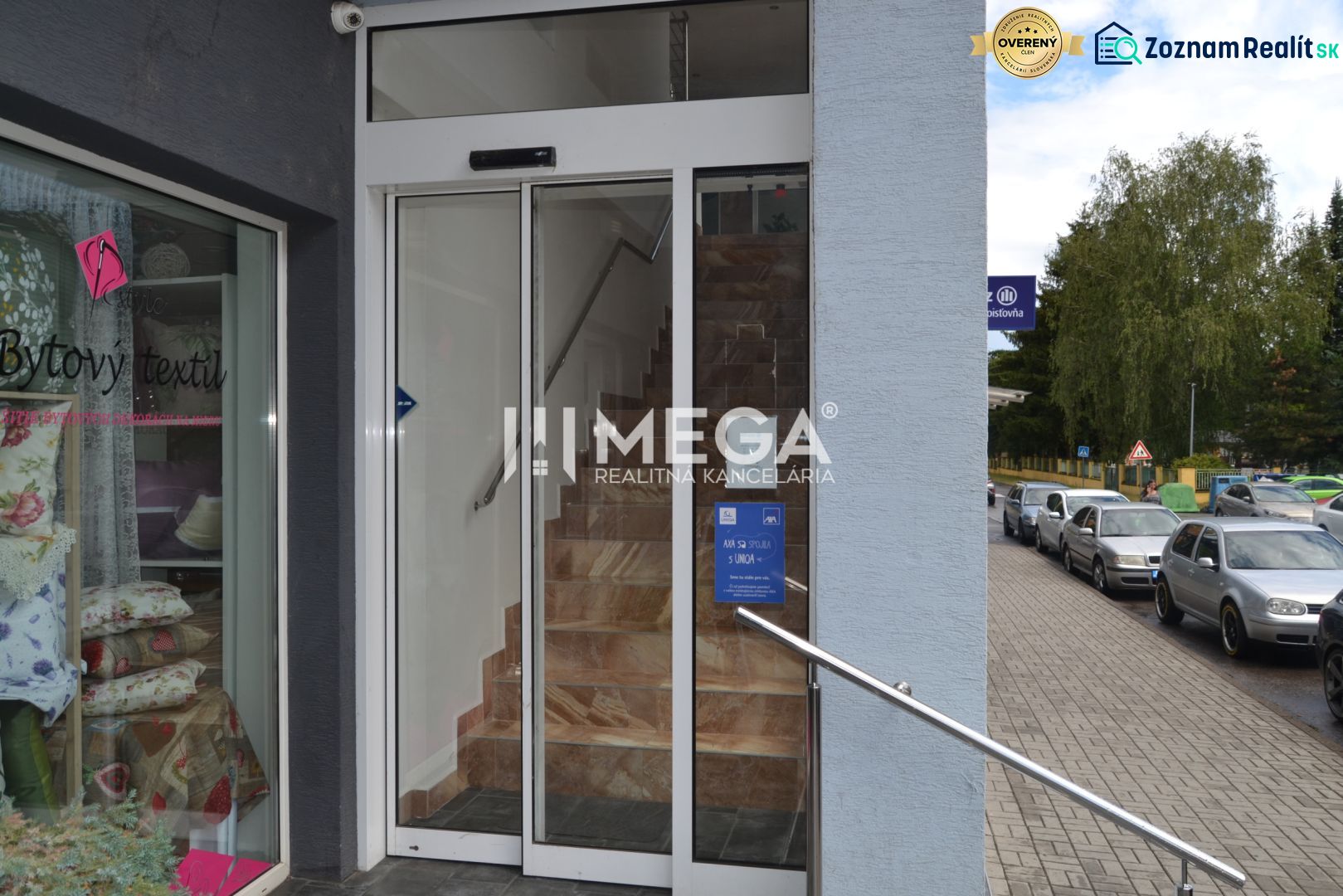 PRENÁJOM obchodného priestoru v centre Humenného (74 m2) - Vstup do obchodného priestoru na Osloboditeľov v Humennom s textilným obchodom a schodiskom.