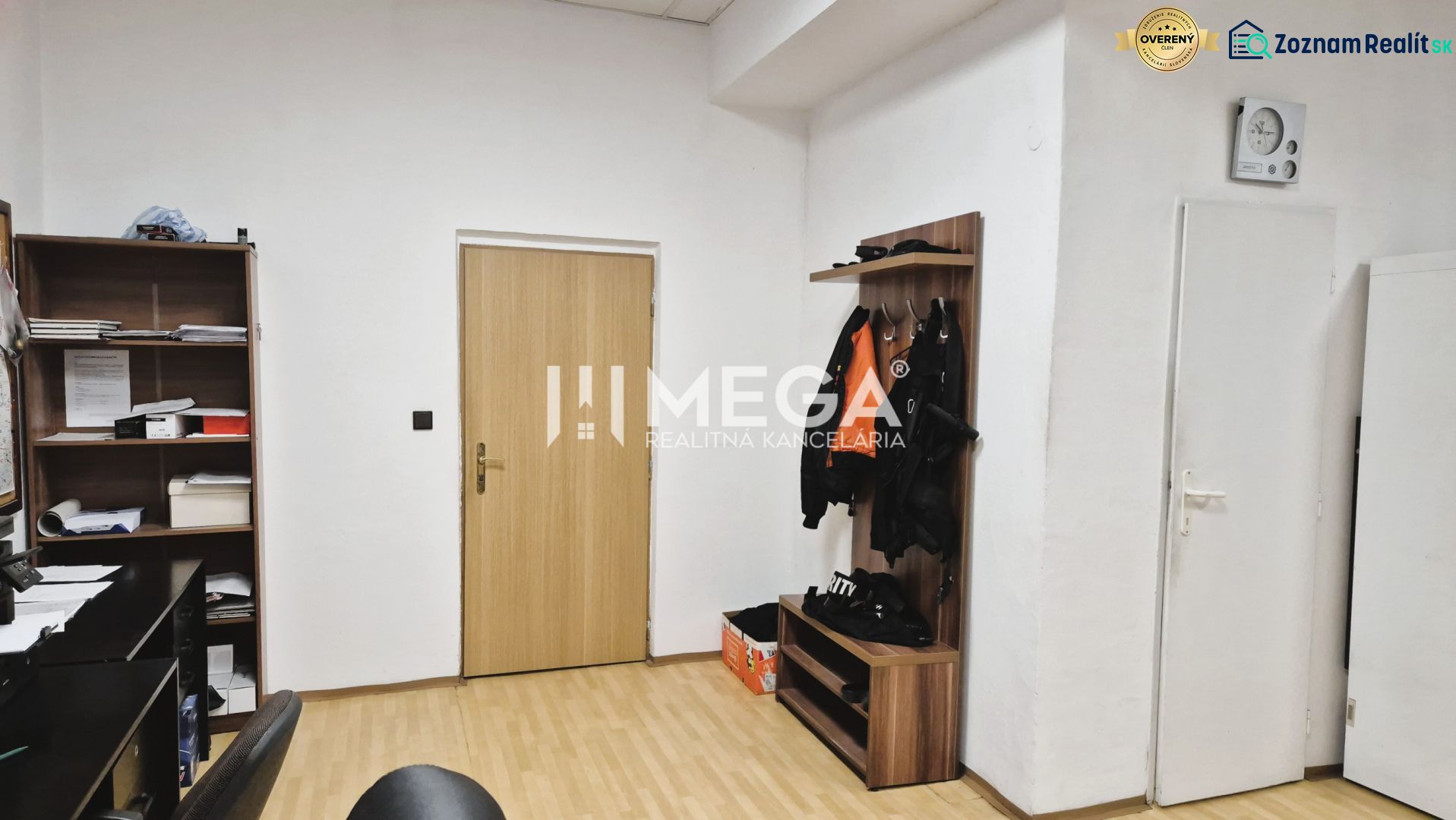 PRENÁJOM obchodných priestorov (36 m2) v CENTRE MESTA HUMENNÉ - Kancelárie s policou, vešiakom a podlahou s dreveným dekorom.