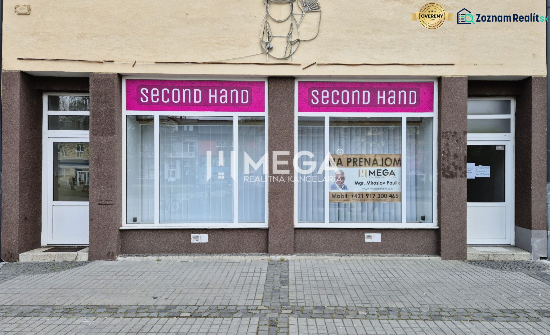 PRENÁJOM OBCHODNÉHO PRIESTORU PRIAMO V CENTRE HUMENNÉHO - Obchodné priestory na Námestí Slobody v Humennom, so vstupnými dverami a širokými výkladmi.