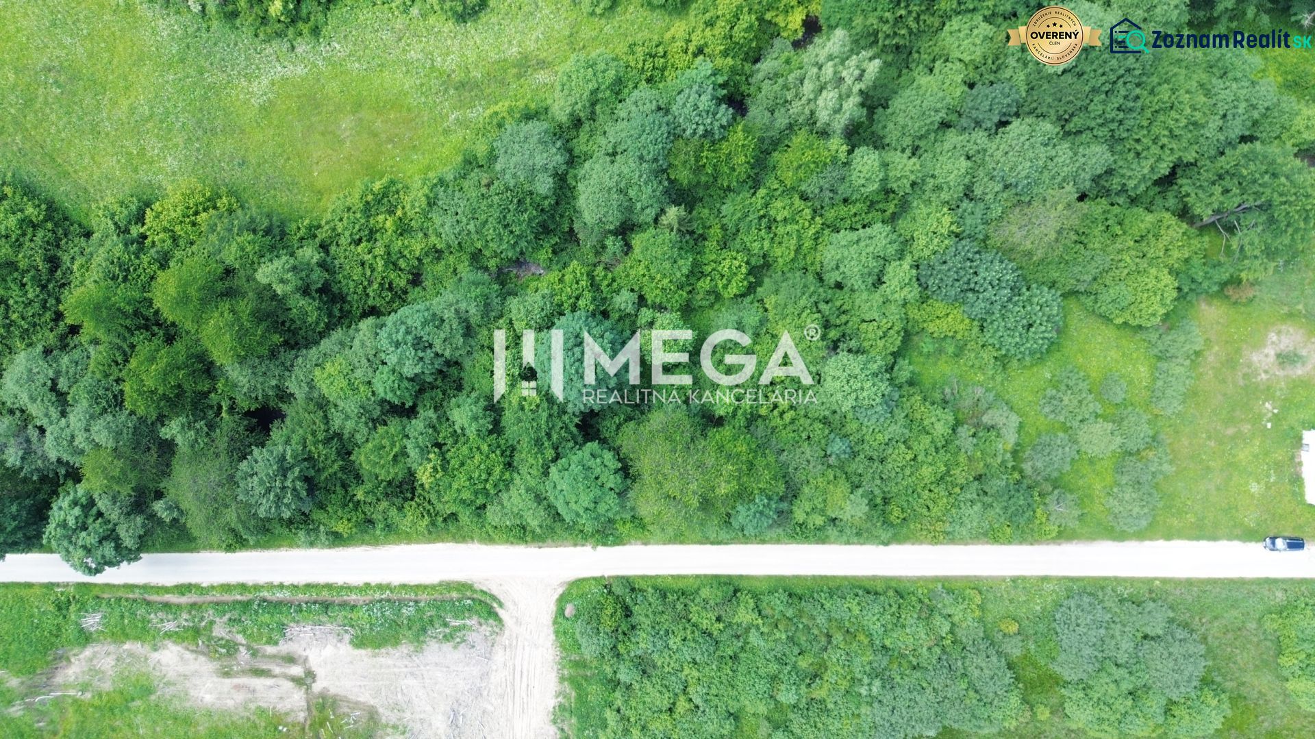 Investičný stavebný pozemok v oblasti Danová - 2 200m2 - Letecký pohľad na zelené pozemky na Danovej ulici v Medzilaborciach vhodné na bývanie.