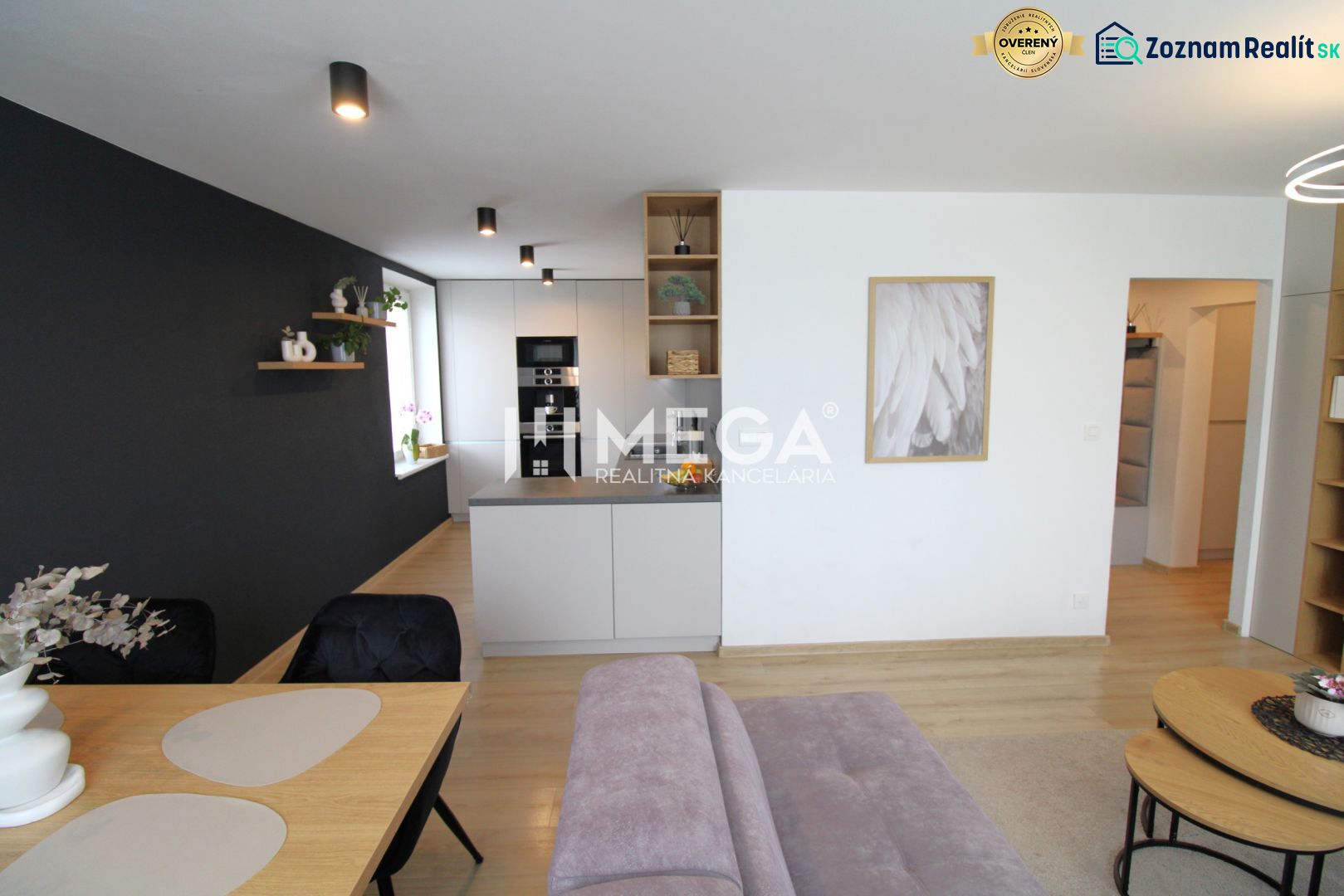 REZERVOVANÝ PRÉMIOVÝ 3-IZBOVÝ BYT S VÝHĽADOM 77 m² v Humennom - Kuchyňa v 3-izbovom byte s podlahou s dreveným dekorom a čiernou stenou.