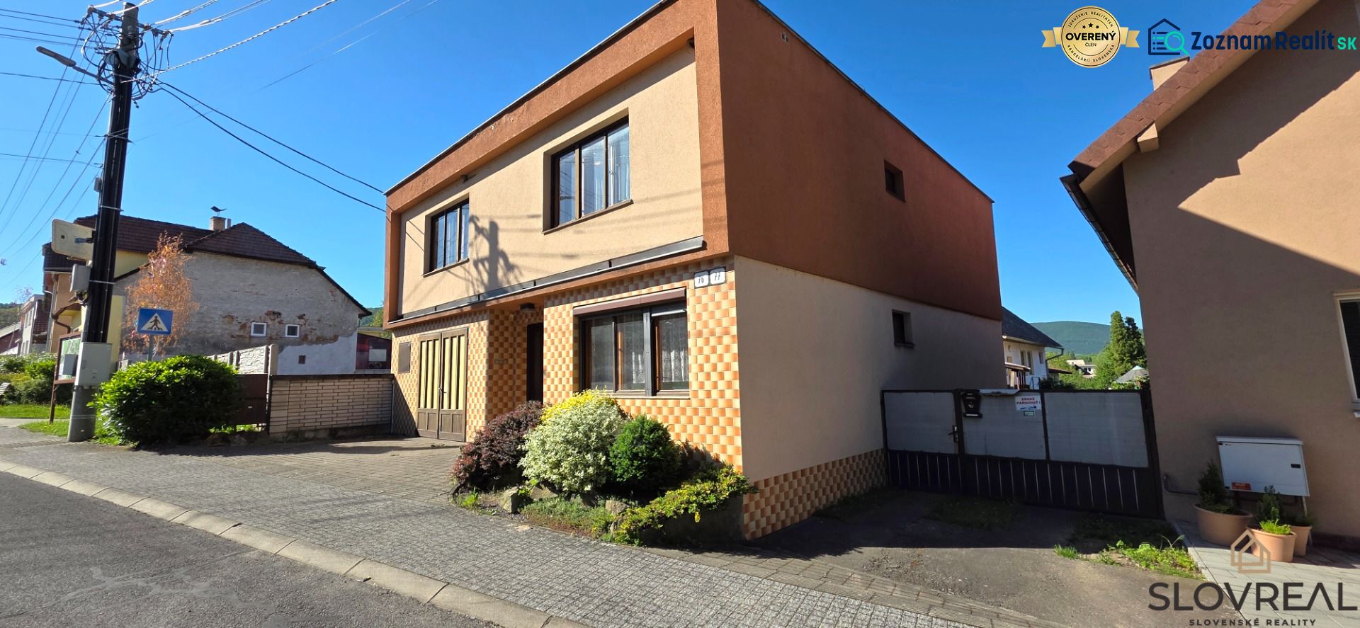 Na predaj rodinný dom Ladomerská Vieska, 321 m2 - Rodinný dom v Žiari nad Hronom so štvorcovým vzorom na fasáde.