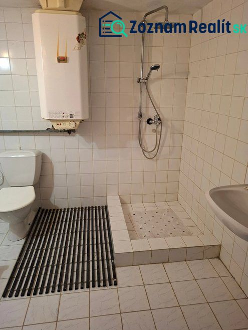 PREDAJ - Záhradná chata na Devínskej ceste  - Kúpeľňa so sprchovým kútom, keramickou dlažbou a bojlerom, Záhrady.