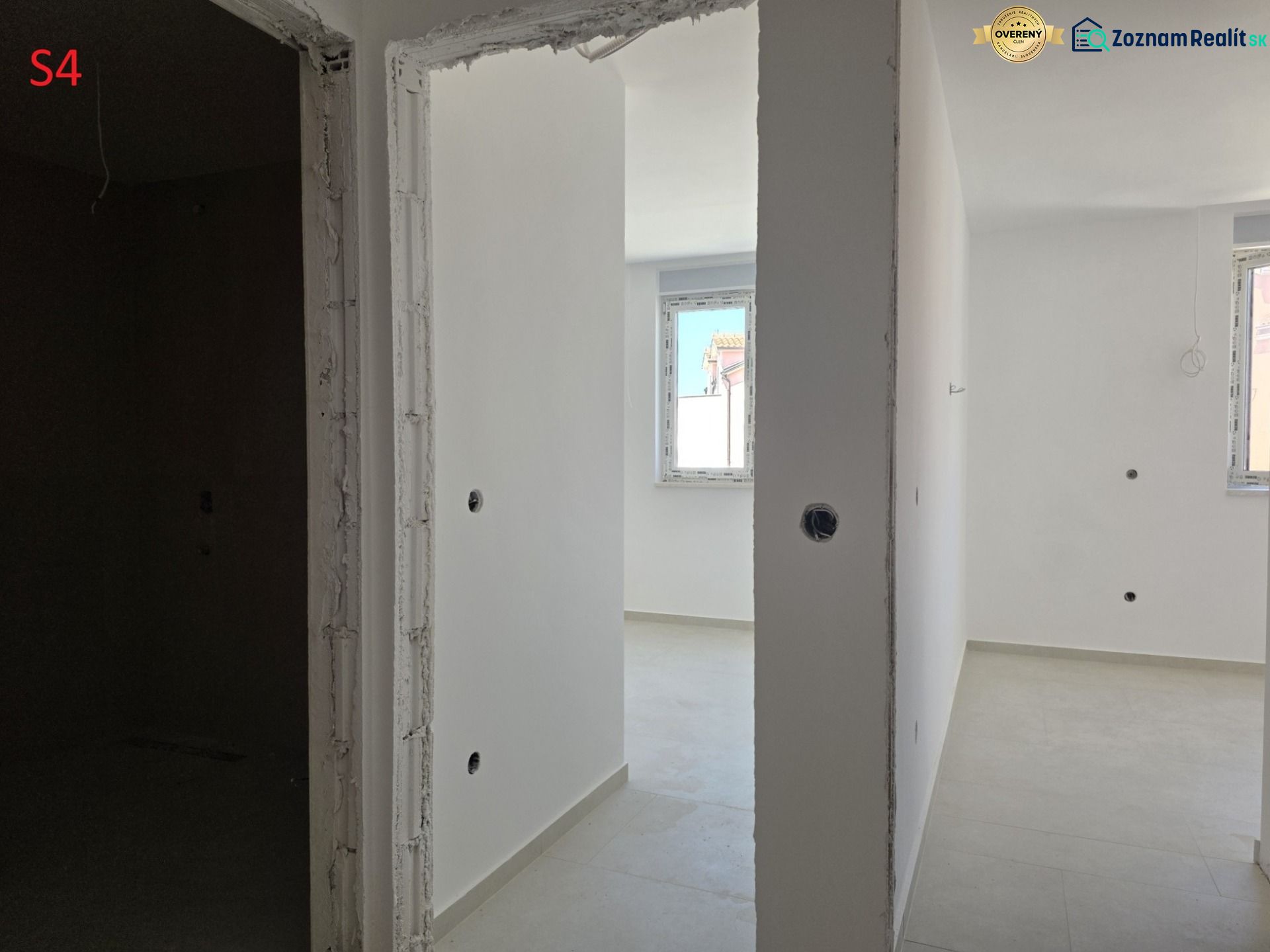 CHORVÁTSKO - Moderné apartmány 80 m od mora - SRIMA, VODICE - Nedokončený interiér 3-izbového bytu s bielymi stenami a svetlými podlahami.