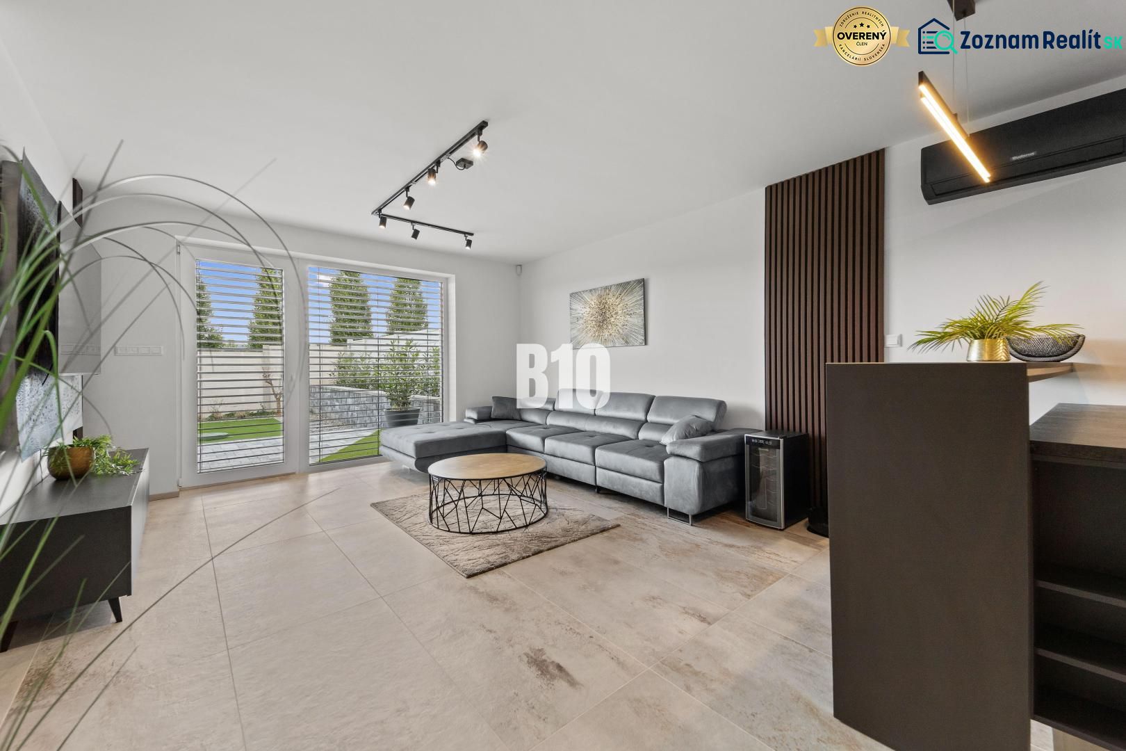 Moderný 4i dom v RED OAK, Lužianky | Kompletné zariadenie! - Obývacia izba s koženou sedačkou a oknami na terasu v rodinnom dome.