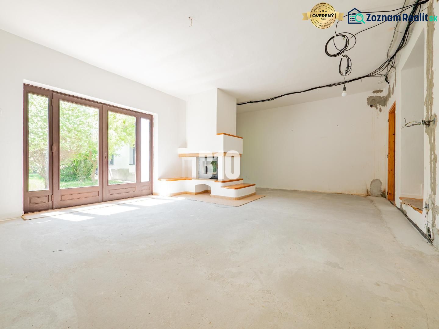 REZERVOVANÉ_RD v Nitre, Veľké Janíkovce – 994 m2 pozemok - Rodinný dom s veľkými oknami a krbom, čakajúci na dokončenie interiéru.