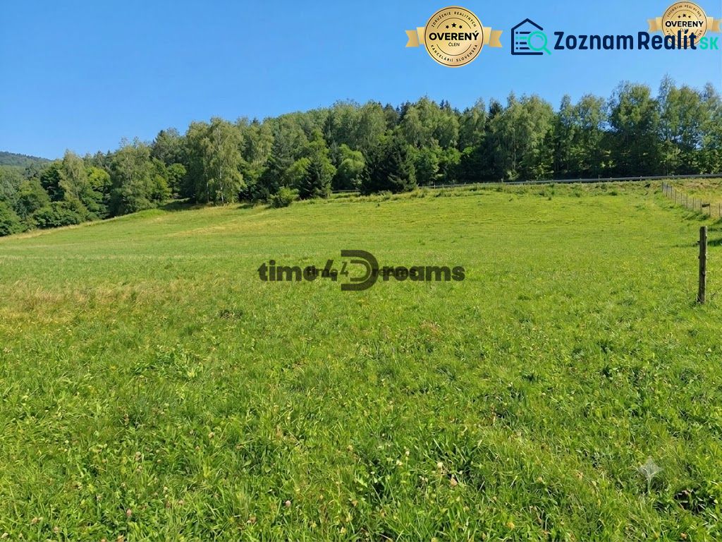 NA PREDAJ pozemky na stavbu domov HRIŇOVÁ - Záhrady v Hriňovej, obklopené lesmi a pokryté zelenou trávou, vhodné pre Pozemky - bývanie.