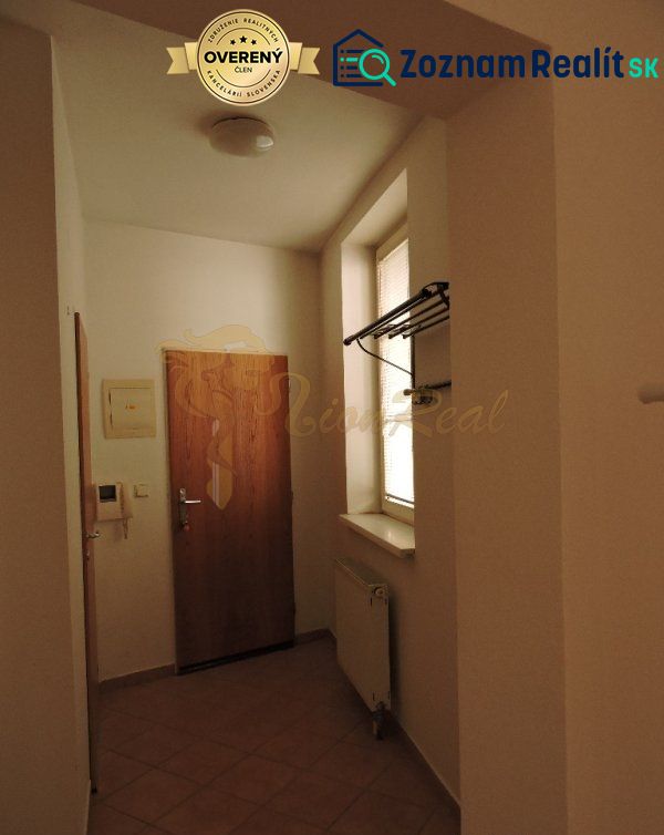 Nebytový priestor, Mikulášska, centrum mesta pod hradom - Vstupná chodba bytu na Mikulášskej, s vešiakovou súpravou a dlažbou.