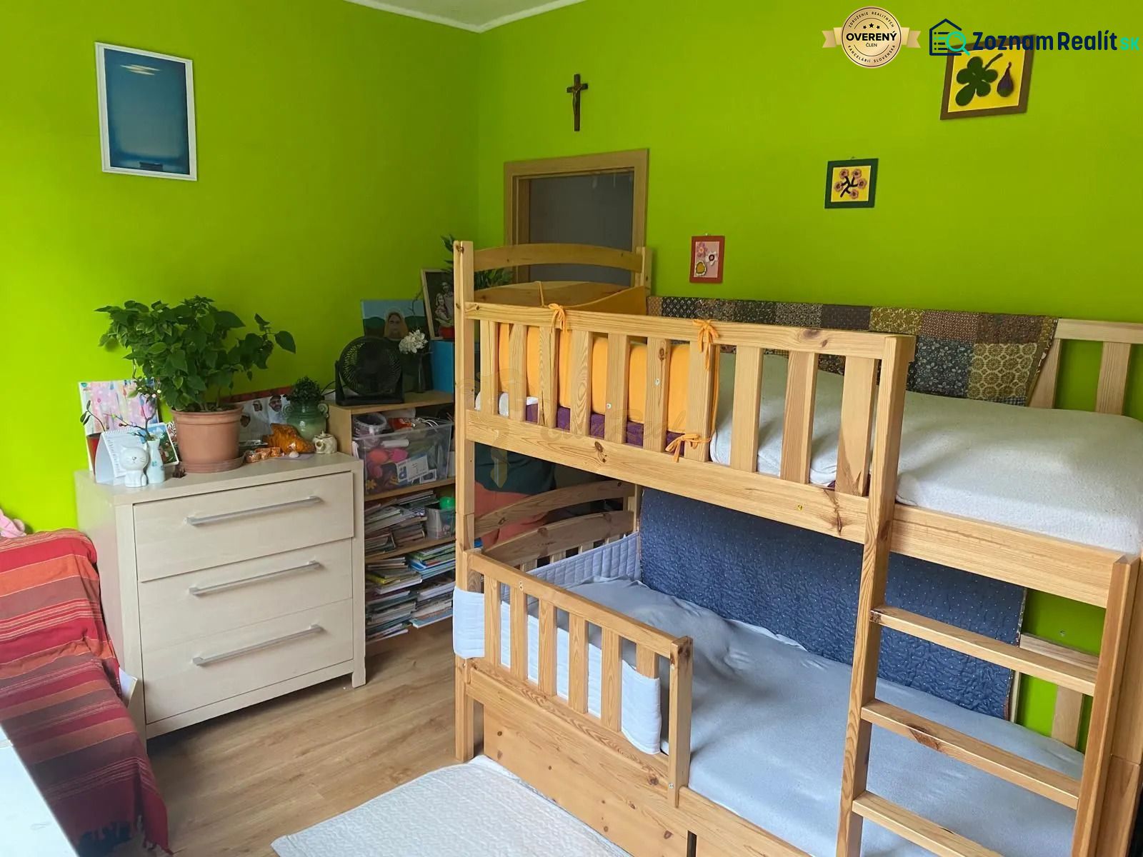 2-izb. byt, Studenohorská, Lamač, 3.p./7 - Poschodová posteľ v detskej izbe so zelenou stenou a podlahou s dreveným dekorom.