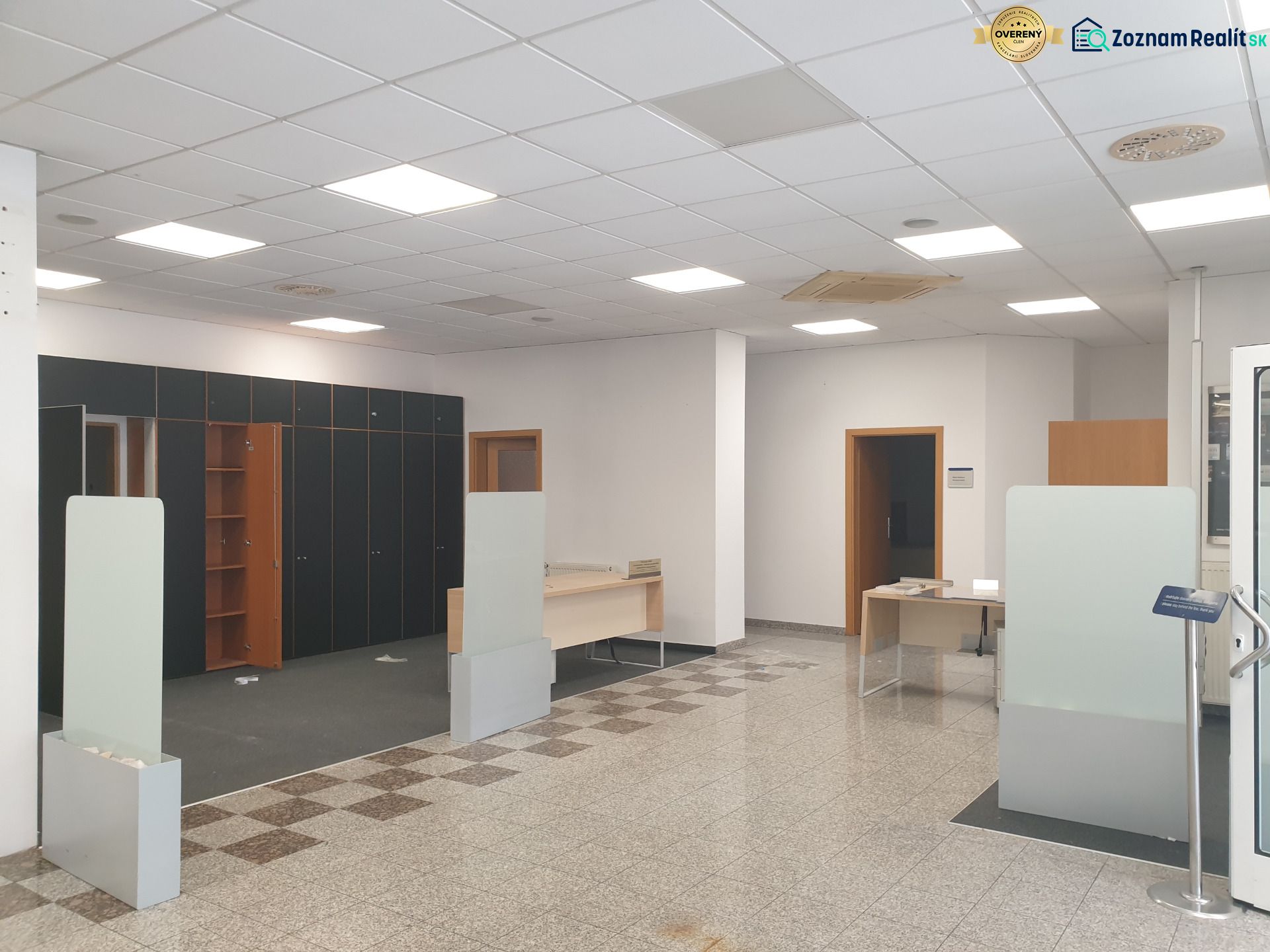Nová, lepšia cena! Obchodný priestor v centre. Lichnerova - Interiér obchodného priestoru s pultmi a poličkami, na ulici Lichnerova, pripravený na využitie.