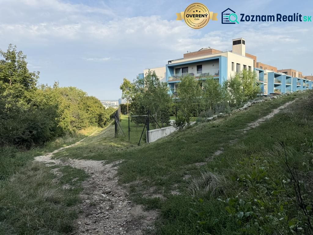 Nová cena ! Stavebný pozemok pre investíciu alebo rekreáciu.  - Chodník vedúci k moderným budovám obklopeným zeleňou na Frankovskej v Bratislave - Vinohrady. Pozemky - bývanie.