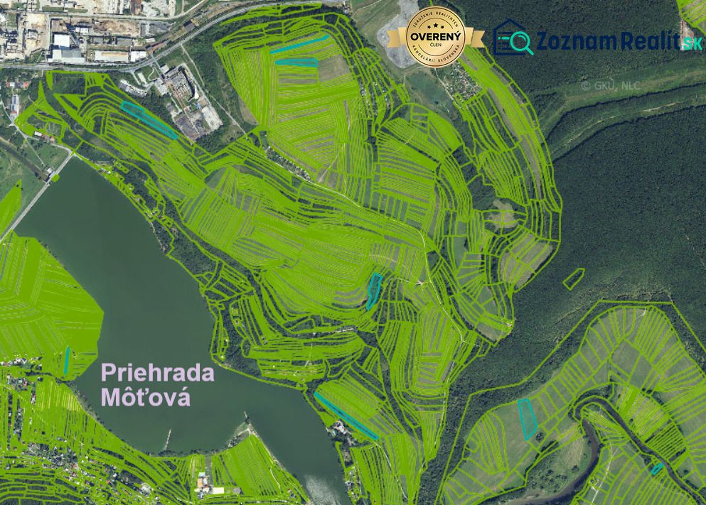 Pozemky 300m2-5000m2 pri priehrade, pôda, les- urbár. Môťová - Priehrada Môťová pri Zvolene s okolitými rekreačnými pozemkami v Môťovej.