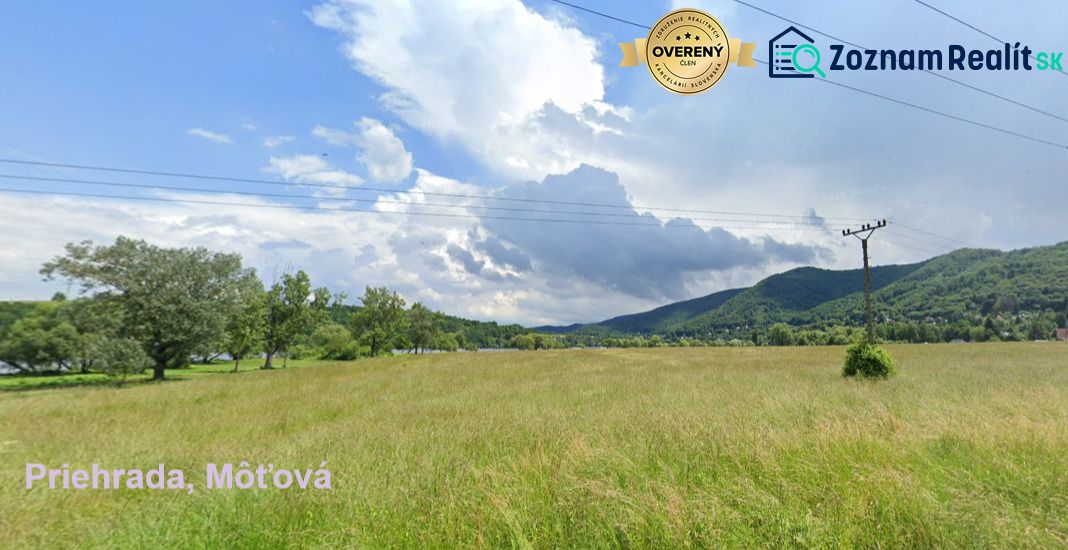 Pozemky 300m2-5000m2 pri priehrade, pôda, les- urbár. Môťová - Trávnaté Rekreačné pozemky pri vodnej priehrade v Môťovej, Zvolen, s panorámou lesov a kopcov.