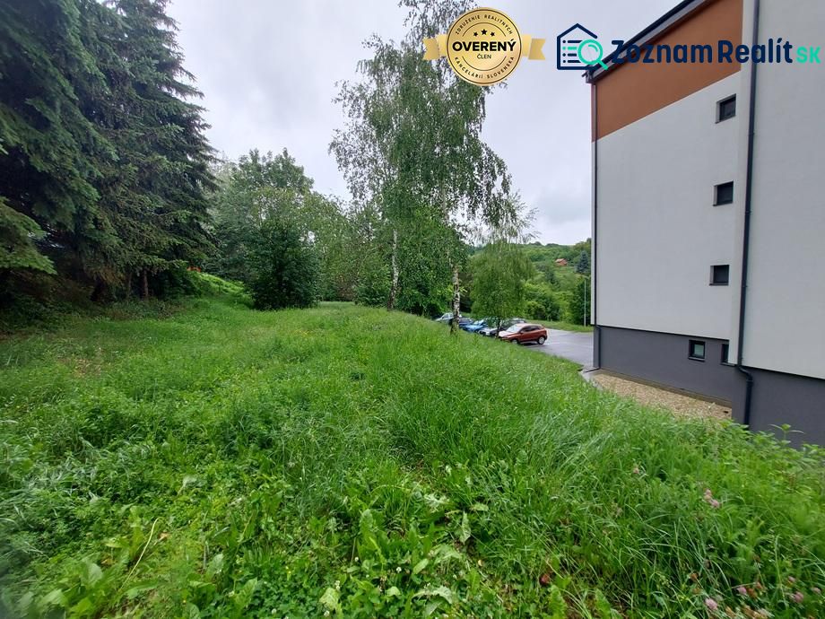 Predaj investičného pozemku. Podborová - Zeleň a stromy v blízkosti budovy na Ružovej ulici v Zvolene, Pozemky - bývanie.