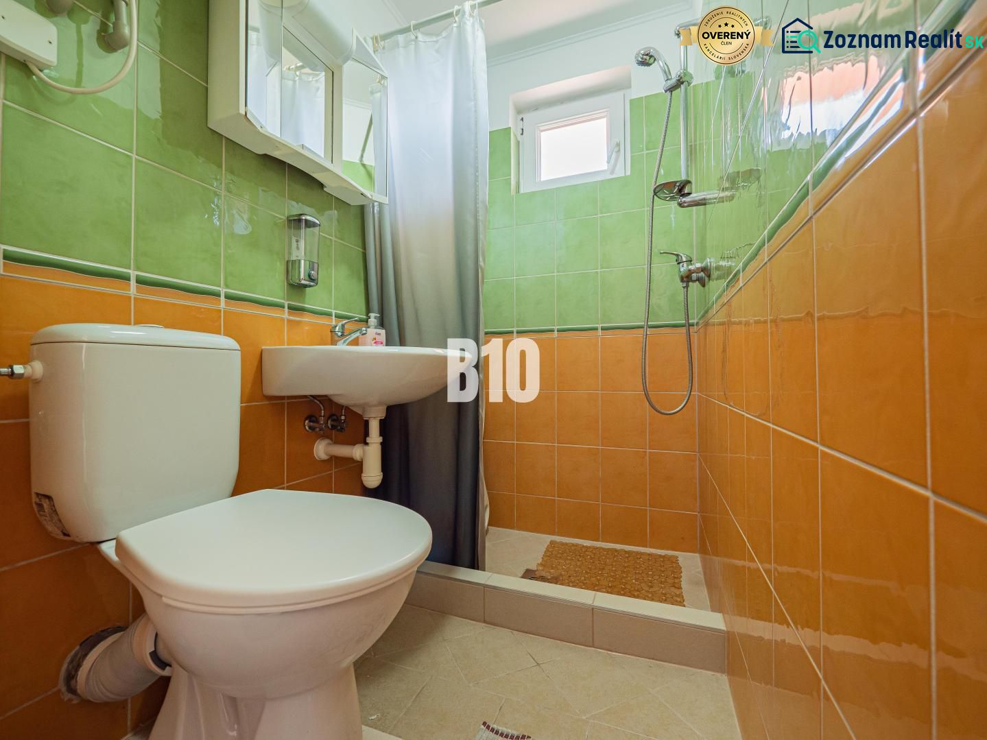 APARTMÁNOVÝ DOM v Radave - 7 apartmánov na predaj - Kúpeľňa v rodinnom dome s oranžovo-zelenými obkladmi a sprchovacím kútom.