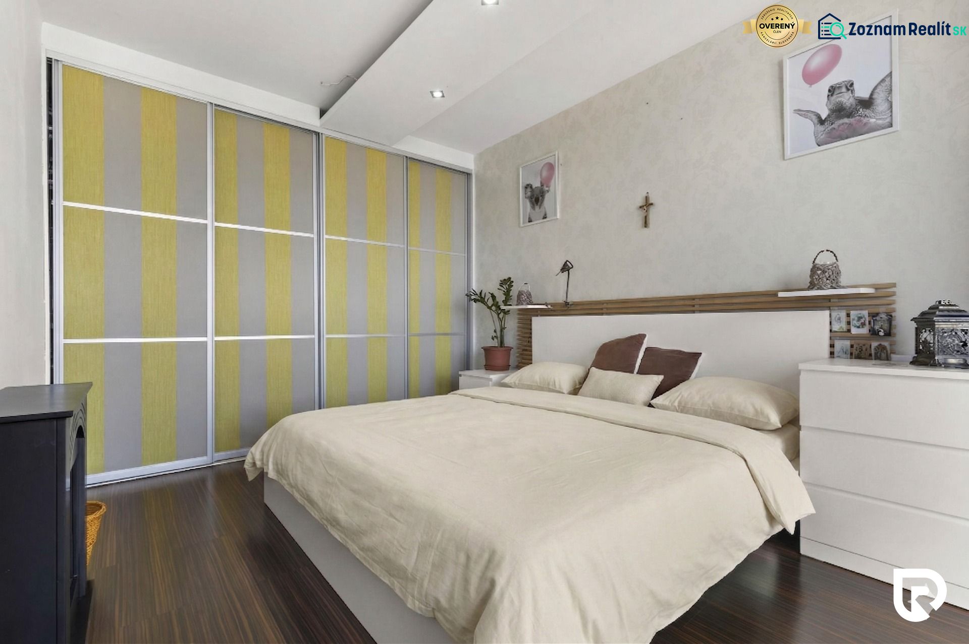 Apartmán vhodný na Airbnb aj rodinné bývanie | Vienna Gate - Spálňa v 3-izbovom byte s veľkou posteľou, dekoráciami a podlahou s dreveným dekorom.