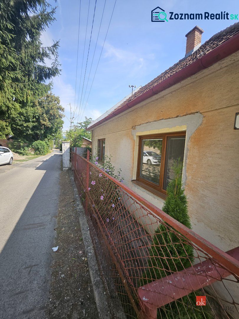 EXKLUZÍVNE NA PREDAJ 2-izbový rodinný dom v širšom centre Nitry s pote - Rodinný dom na Stračej ulici v Nitre s plotom a udržiavanou záhradkou.