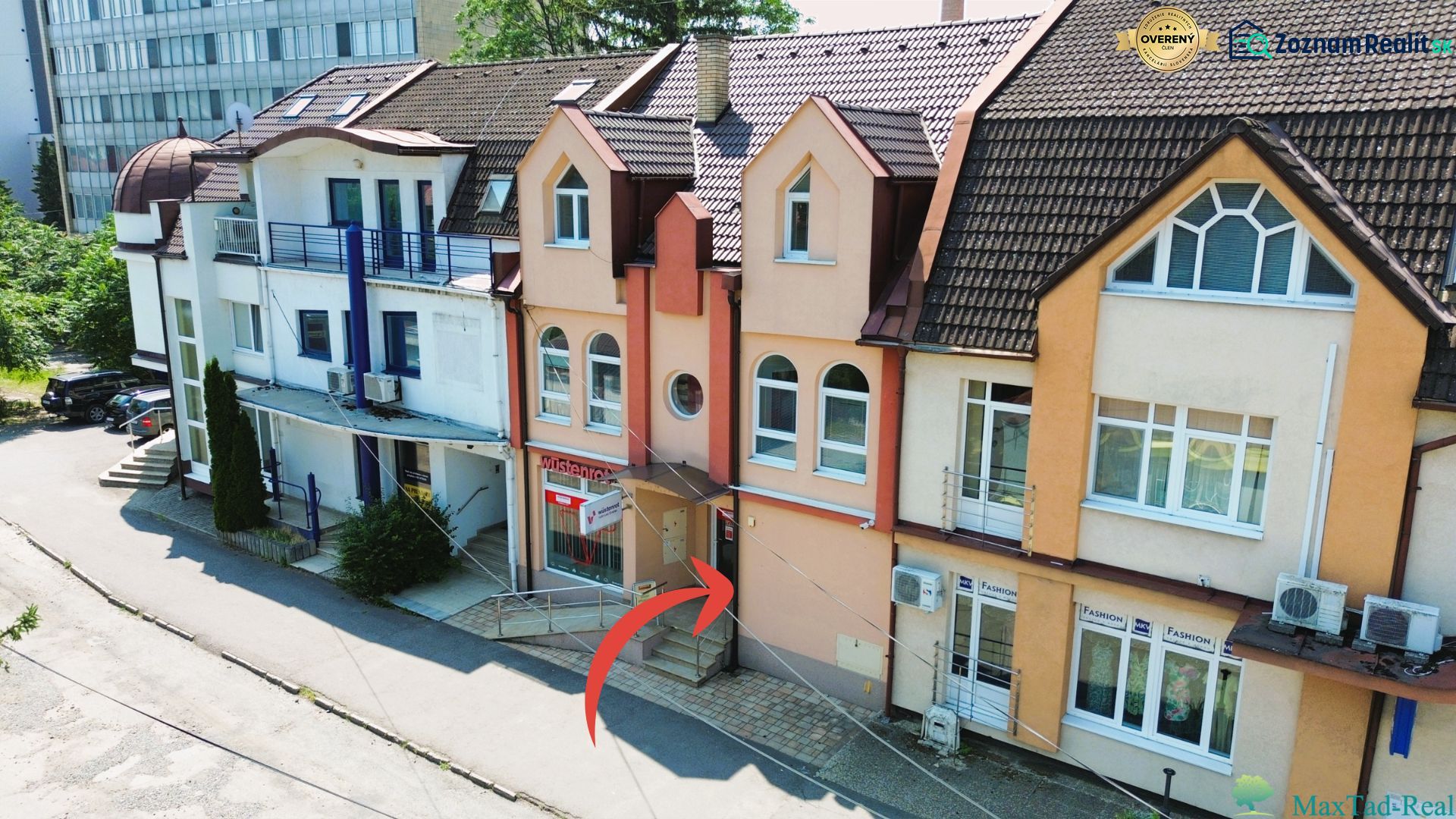 Prémiový podkrovný mezonet v centre Michaloviec | 109,3 m² |  - Budova na Jaroslawskej ulici v Michalovciach s označeným 4-izbovým bytom.