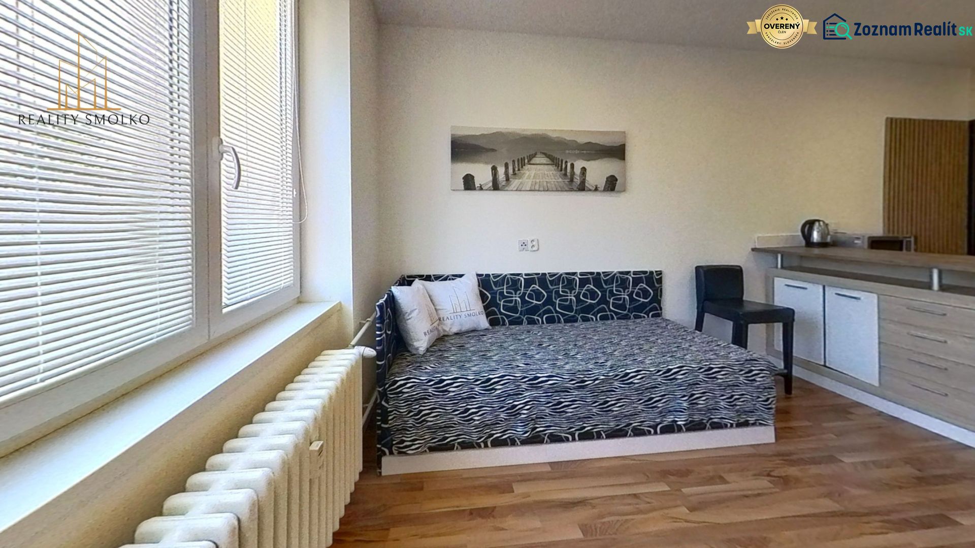 Garsónka po kompletnej rekonštrukcii v širšom centre mesta - Rekreačný apartmán so sedacou súpravou a podlahou s dreveným dekorom.