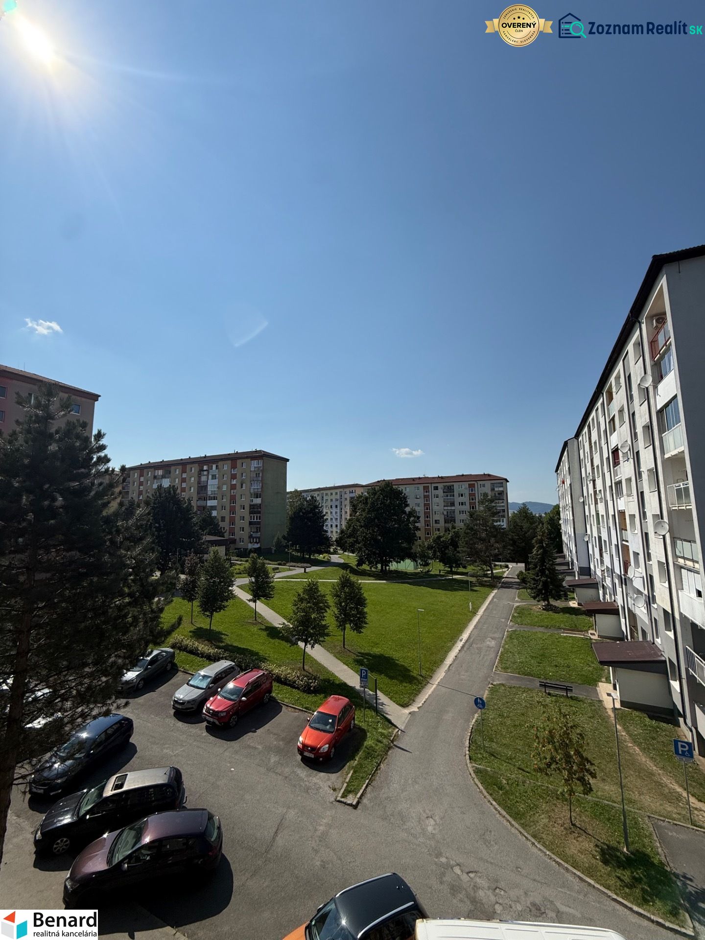 Novo prerobený 3-izbový byt na prenájom v Starej Ľubovni - Pohľad na sídlisko s parkoviskom, stromami a bytovými domami na Mierovej ulici v Starej Ľubovni.