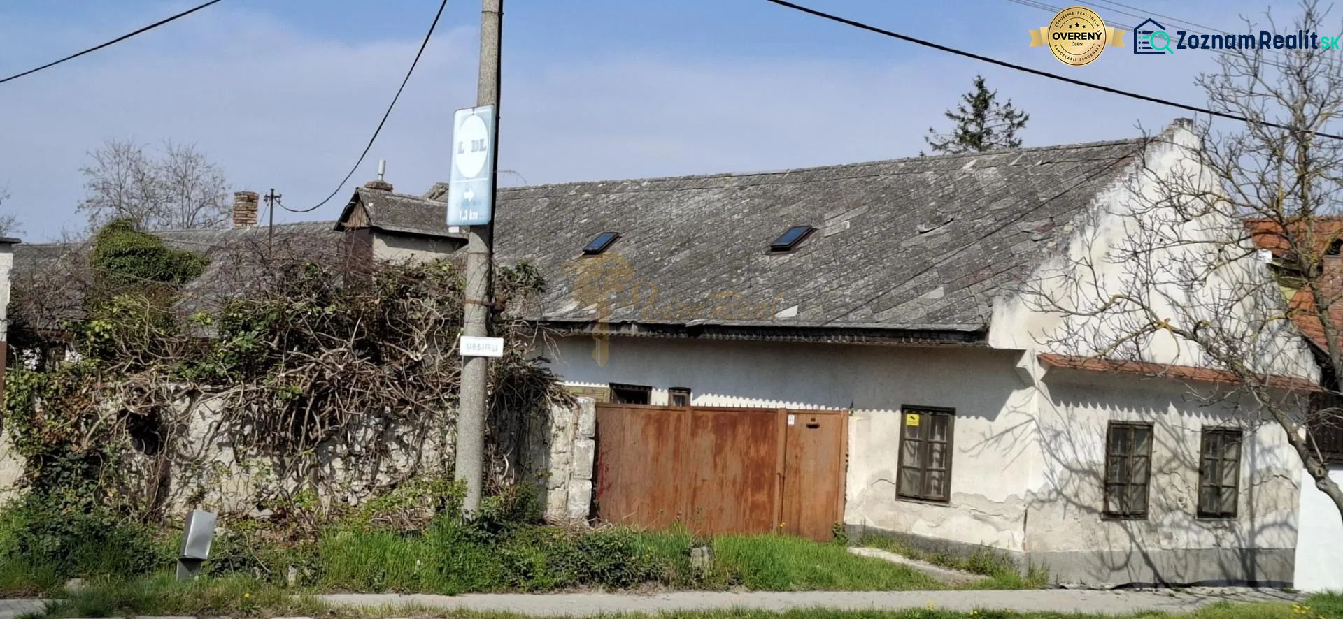 Starší rodinný dom s veľkým pozemkom, Devínska Nová Ves - Rodinný dom na ulici Námestie 6 apríla v Bratislave - Devínskej Novej Vsi.