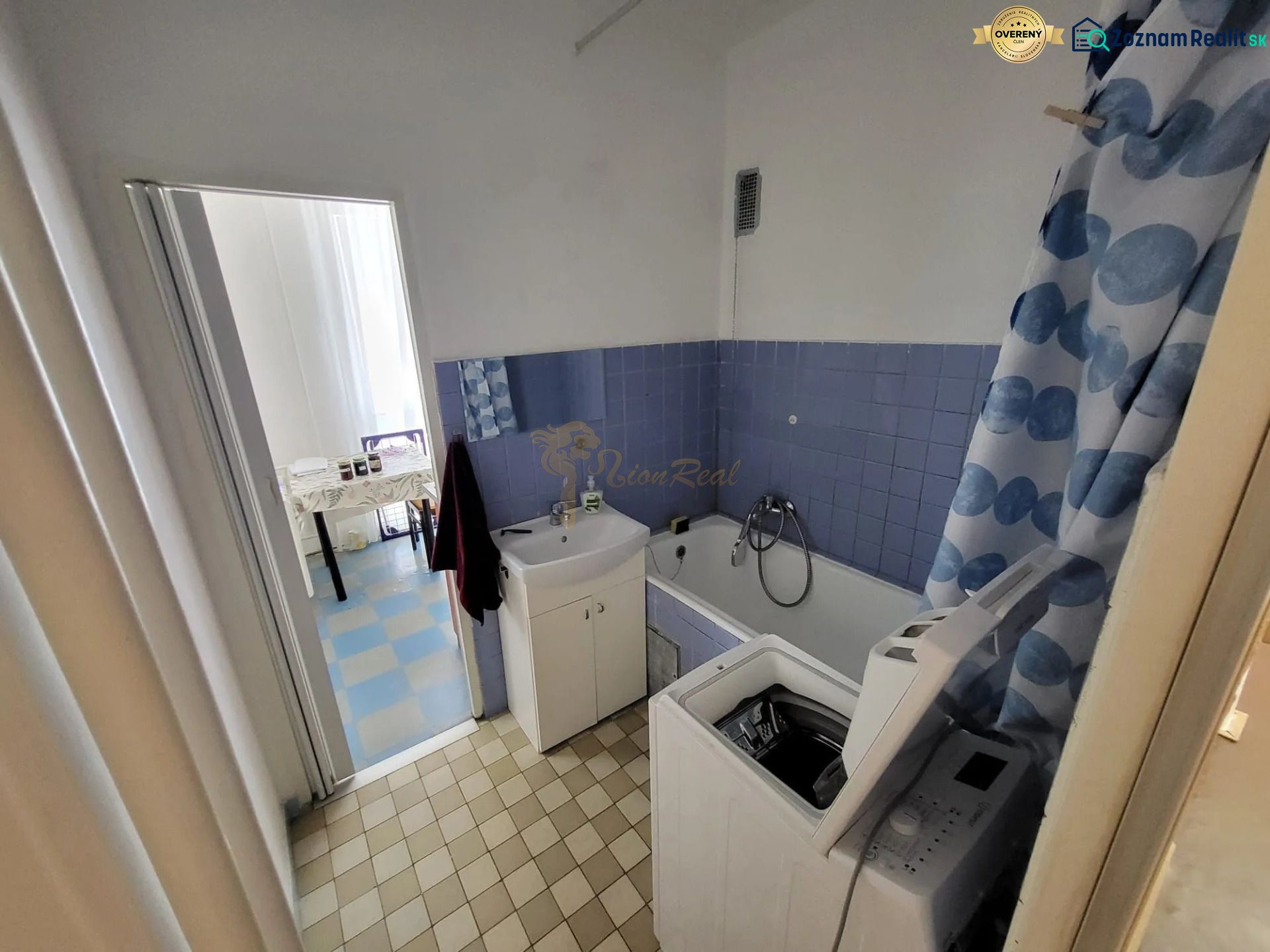 2-izb. byt, Exnárova ul., Ružinov, 6.p./7 - Kúpeľňa s modrými obkladmi a práčkou v 2-izbovom byte.