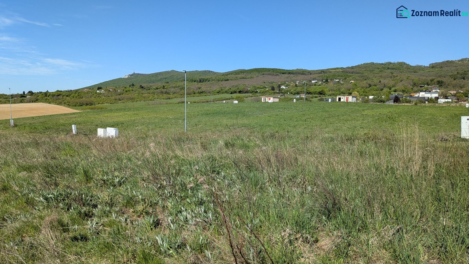 Stavebný pozemok v Štitároch 764 m2 s výhľadom na Nitru - Rozľahlá zelená lúka s pohľadom na kopce v Štitároch, ideálna pre Pozemky - bývanie.