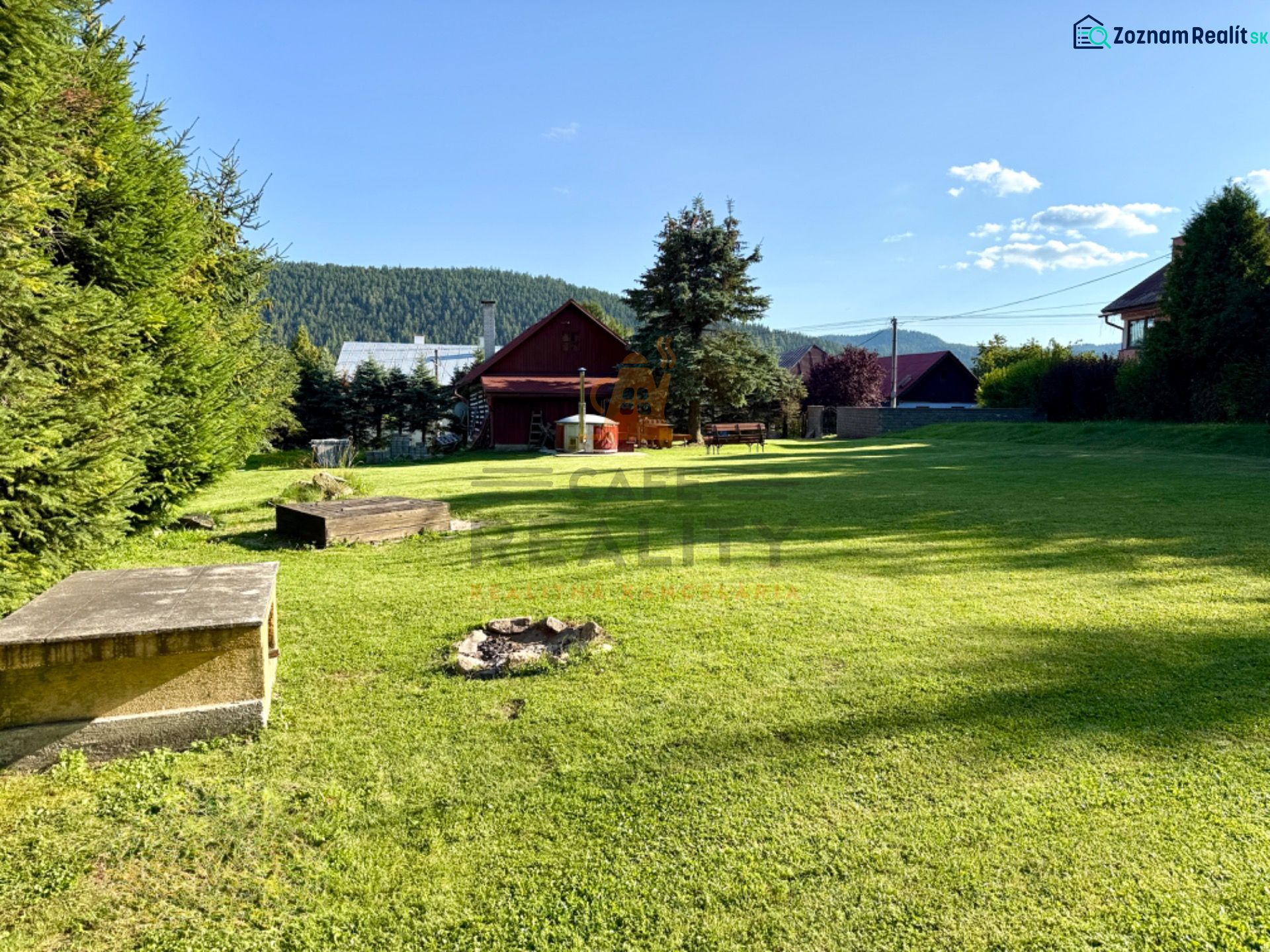 Na predaj chalupa, pozemok 1891 m2, obec Šumiac, okr. Brezno - Záhrada pri rodinnom dome na ulici Jána Švermu v Šumiaci s trávnikom a ohniskom.