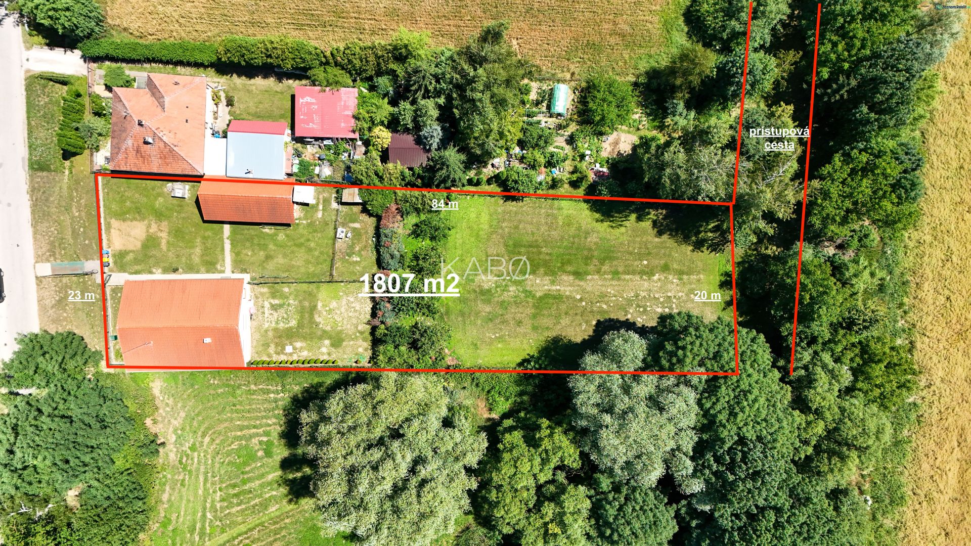 Rodinný dom s krásnym 18 á pozemkom ( stavebným) - Nové Sady  - Pohľad zhora na veľký pozemok s dvomi budovami v Nových Sadoch.