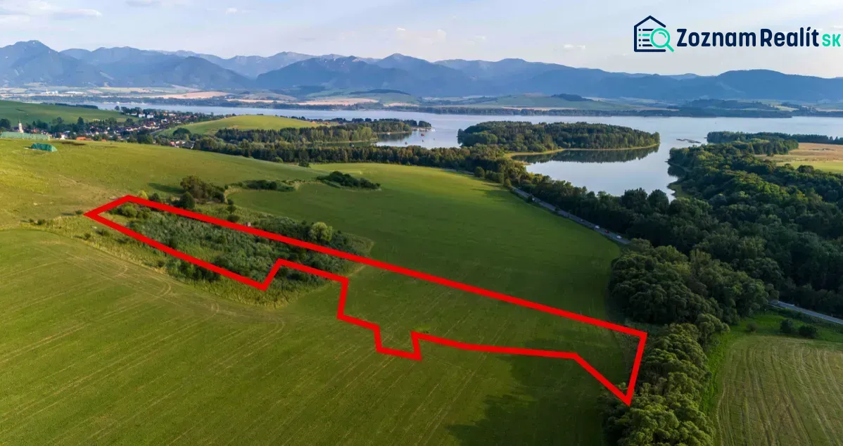 Liptovský Trnovec – 6.488 m2 POZEMOK na MOBILNÝ dom - Letecký pohľad na Zvláštne nehnuteľnosti v Liptovskom Trnovci s okolím a vodnou plochou.