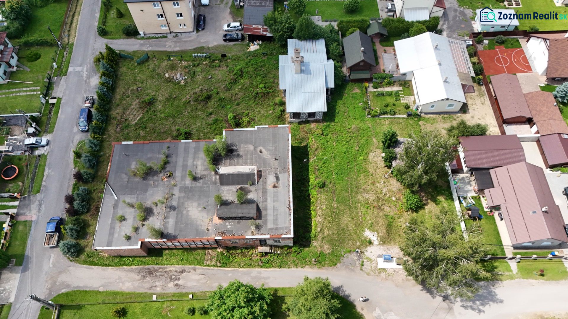 3 STAVEBNÉ POZEMKY V DÚBRAVE | NOVÉ PARCELY cca 860 m² |  - Letecký pohľad na zastavané pozemky na bývanie v Dúbrave so zeleňou a budovami.