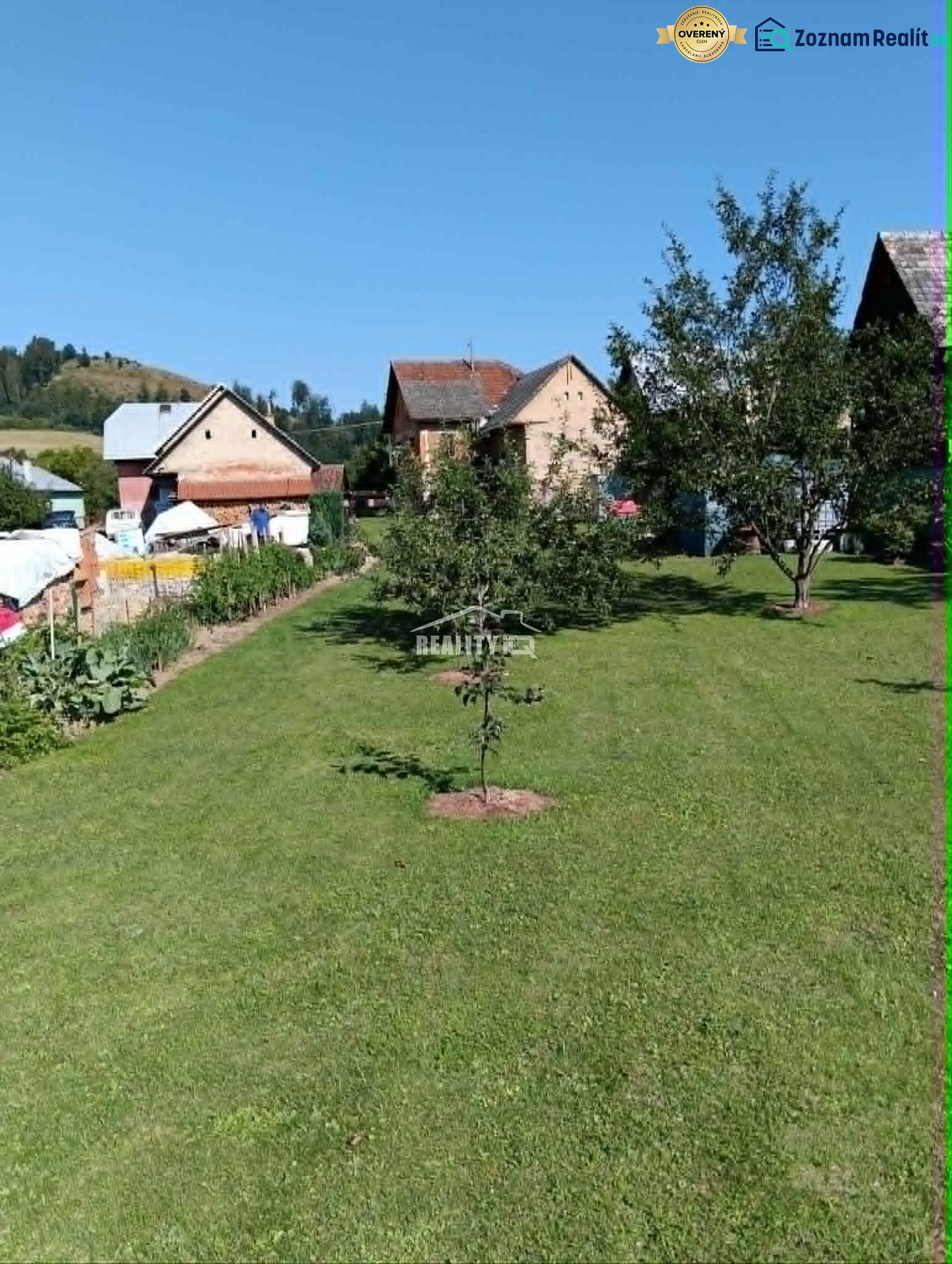 Slnečný pozemok s rodinným domom v Ovčiarsku  - Záhrada s trávnikom a ovocnými stromami pri domoch v Ovčiarsku, Pozemky - bývanie.