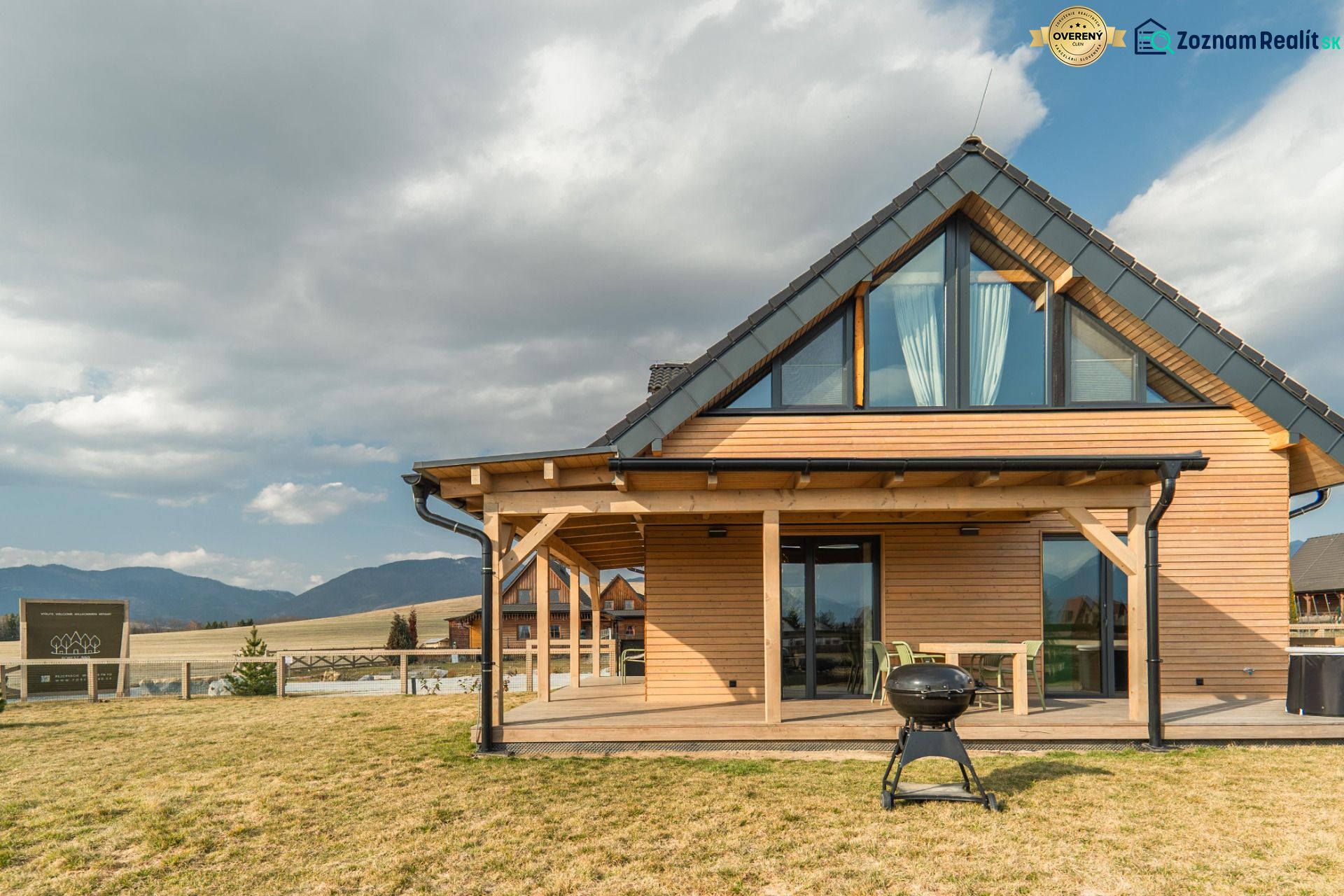 I Luxusné dvojpodlažné chalet pri Liptovskej Mare - Drevený penzión s terasou a grilom v Liptovskom Trnovci, krásna scenéria okolia.