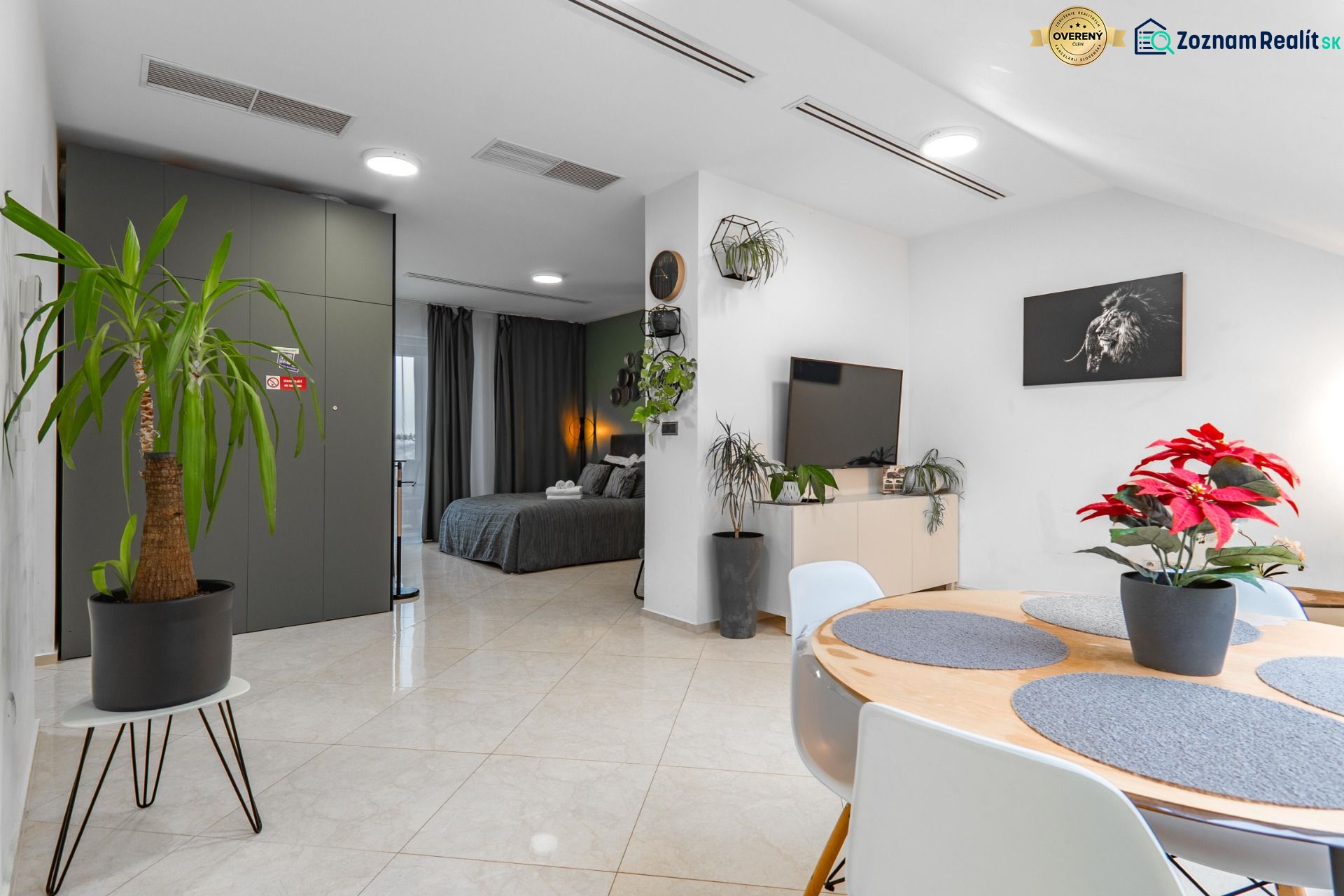 I Exkluzívny penthouse s terasou v absolútnom centre mesta - Obývacia časť 2-izbového bytu s rastlinami, jedálňou a vstupom do spálne.