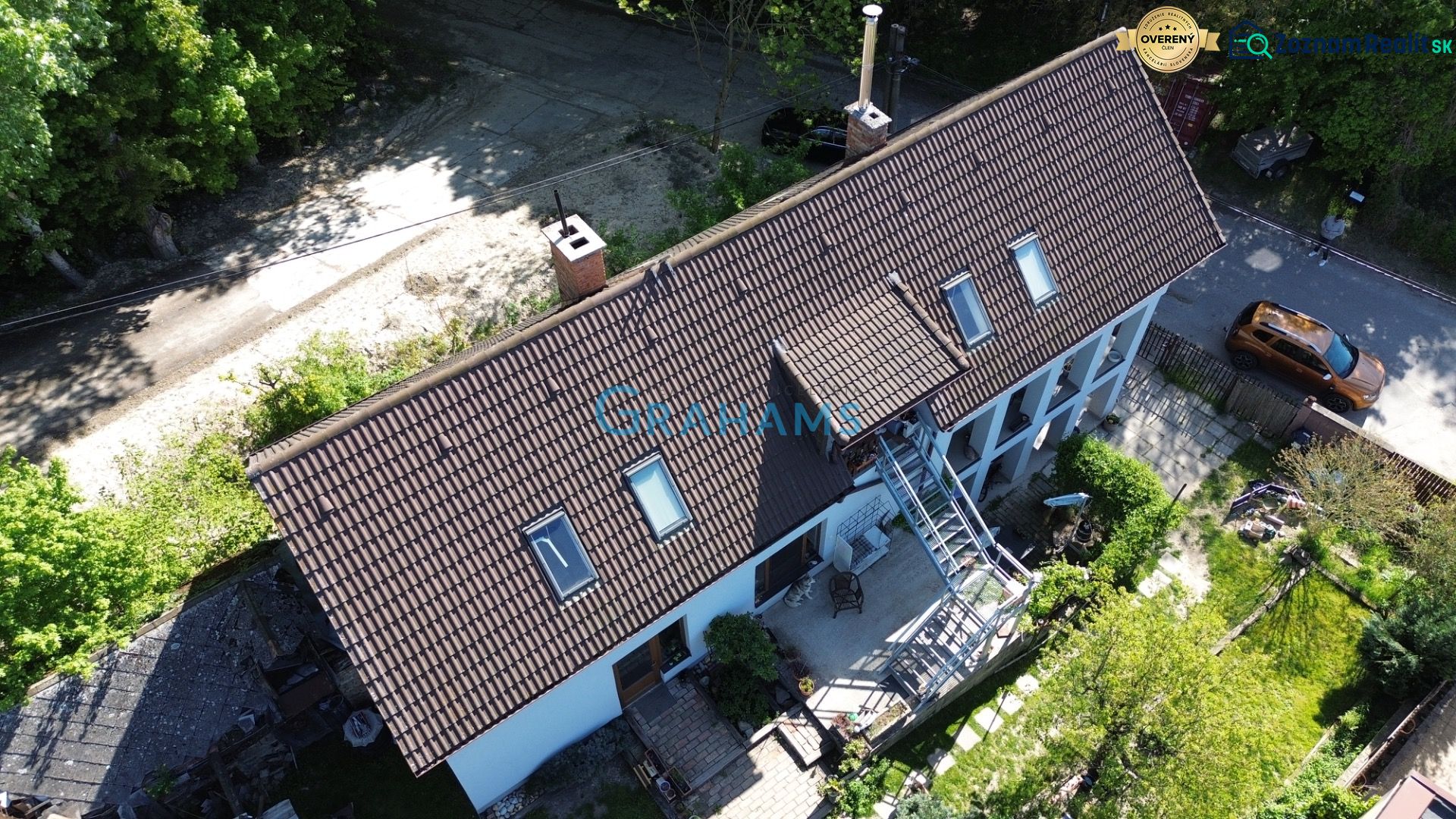 Rodinný dom 240 m², 3 bytové jednotky, veľký pozemok, Lamač - Rodinný dom na Zelenohorskej ulici v Bratislave - Lamači, obklopený zeleňou a záhradou.