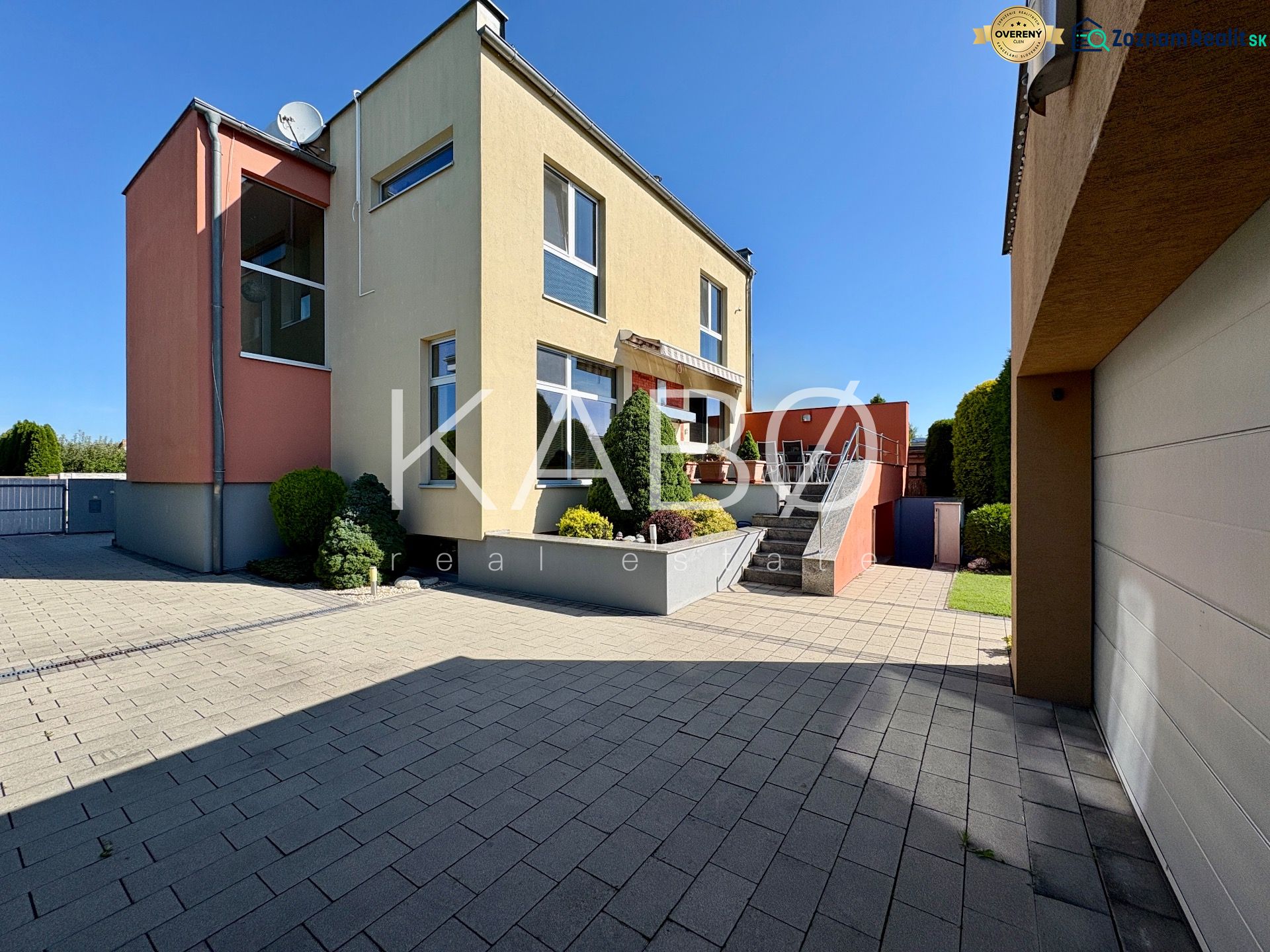 Luxusný RD - upravený pozemok - obľúbená lokalita - Rodinný dom v Partizánskom so záhradou, terasou a garážou na spevnenom dvore.