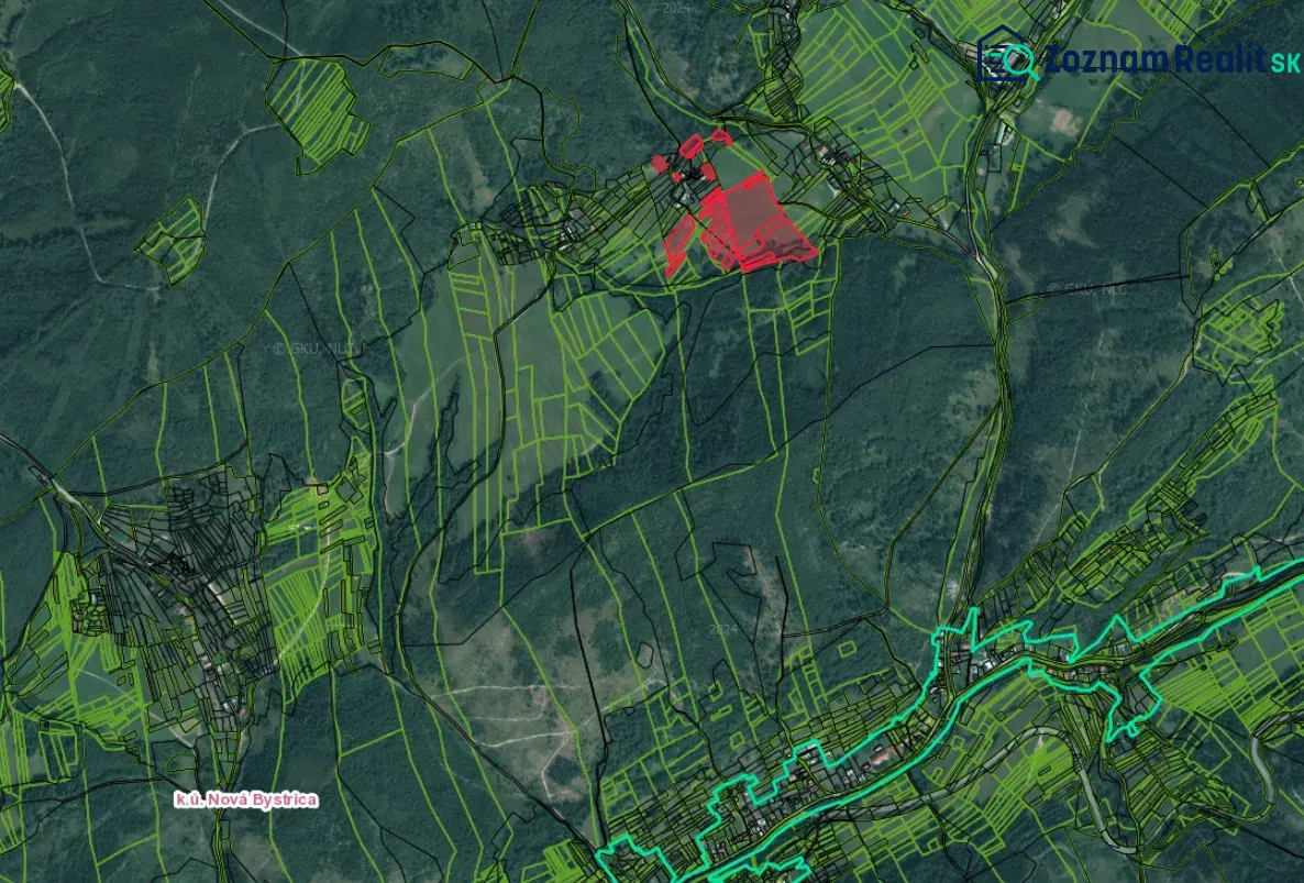 Nová Bystrica – 900 m2 ORNÁ PÔDA pri intraviláne obce - Mapa zobrazuje poľnohospodárske a lesné pozemky v okolí Novej Bystrice s vyznačenými parcelami.