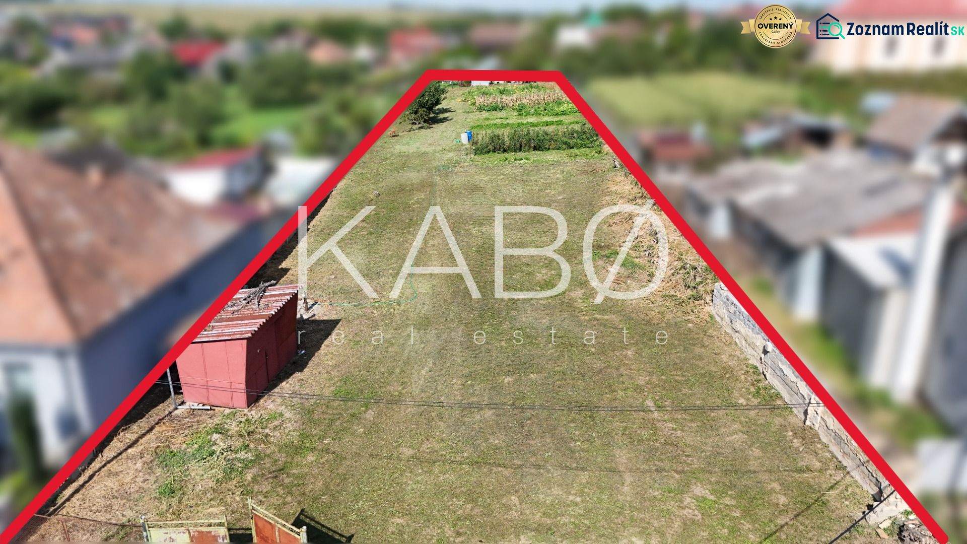 Stavebný pozemok 1 750 m² v centre obce Rumanová - Pozemky - bývanie v Rumanovej, vhodné pre stavbu, obklopené zeleňou a susednými domami.