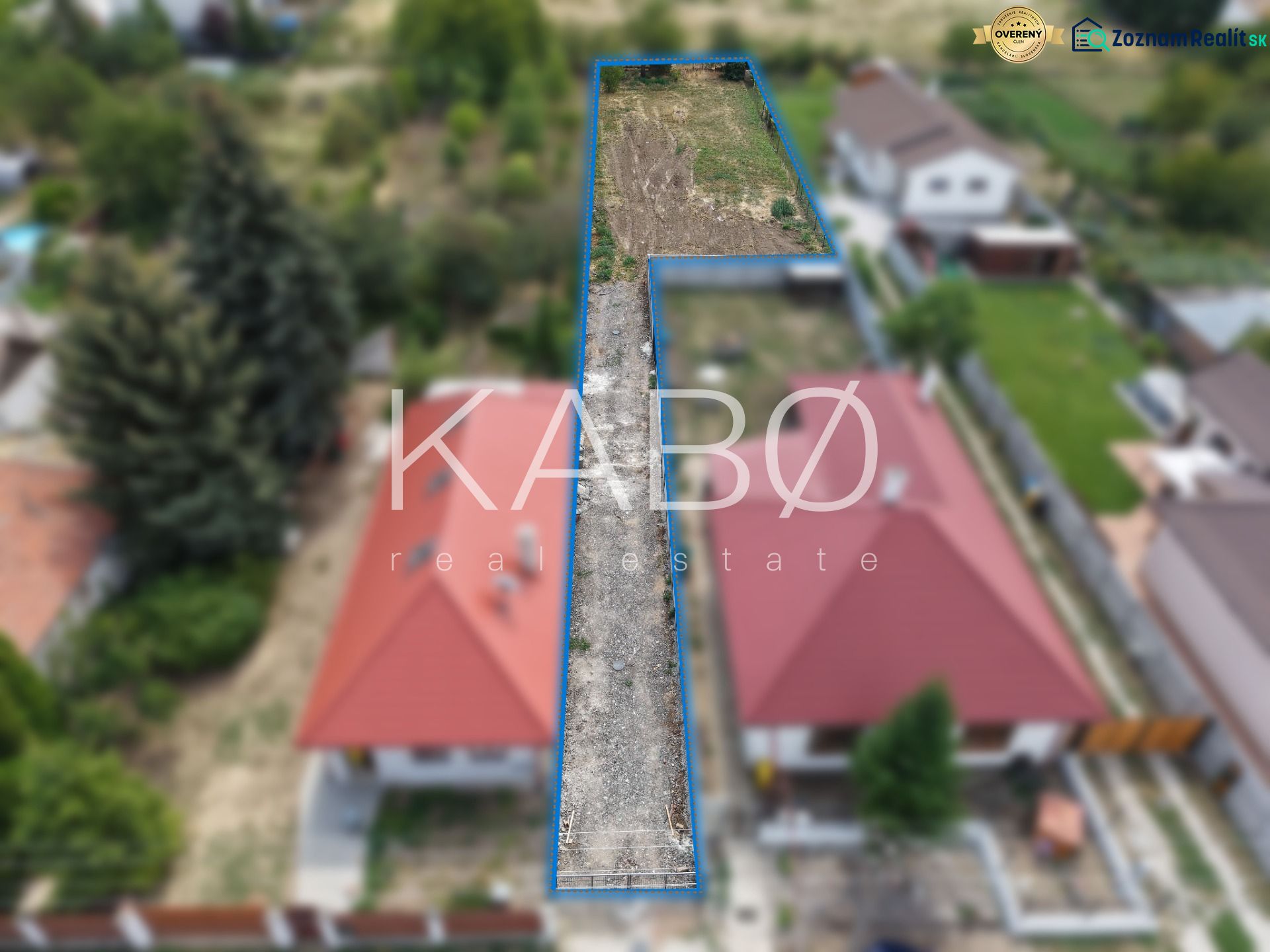 Stavebný pozemok 880 m² + prístupová cesta so sieťami Ivanka pri Nitre - Pozemok na bývanie v Ivanke pri Nitre na Myrtinej, so susednými stavbami.